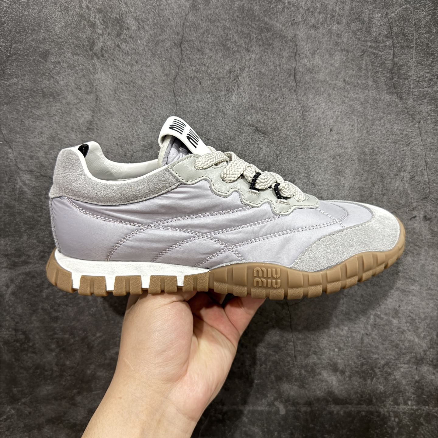 【莞顶礼盒版本】Miumiu 25ss Tyre系列春夏新款 饼干鞋 阿甘鞋休闲运动鞋Miumiu最新爆款 前卫大胆的设计,风格融于此款厚底帆布运动鞋的简约线条,别致徽标饰于鞋舌与背面,点缀复古设计,平添标志性元素!厚底设计定义前卫的现代风格,这款Tyre集优雅气质与运动功能于一身,动感橡胶鞋底柔韧耐磨,令人联想起轮胎花纹,橡胶鞋底除了增加了这双鞋的复古属性外也增加了防滑功能鞋面由科技织物和麂皮制成,融合运动与时尚、功能与优雅,表达了Miu Miu的核心精神 尺码:35-40-选品中心