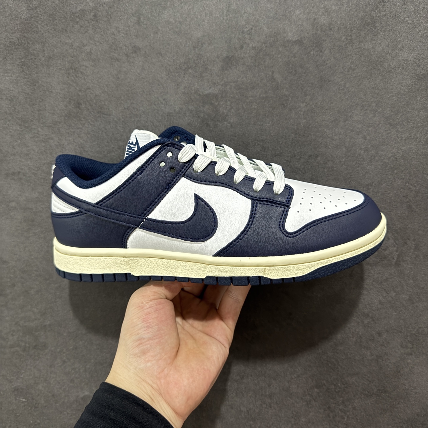 图片[11]-【5A纯原福利】Nike Dunk Low系列 休闲运动板鞋 纯原大厂出品 头层好货 白菜底价 全码福利 一步到位 长期补货 不论零售还是跑量都是极佳选择 全套原楦原模打造完美版型 独家原厂航空铝磨具打磨大底 鞋头坡度极致还原 无解鞋型 原盒原配 原厂冲刀 全鞋零毛边皮料切割 工艺 品质 鞋型 清洁度 都是上等的好货 尺码：35.5 36 37 37.5 38 38.5 39 40 40.5 41 42 42.5 43 44 45 46 47.5 货号：DD1503-107-选品中心