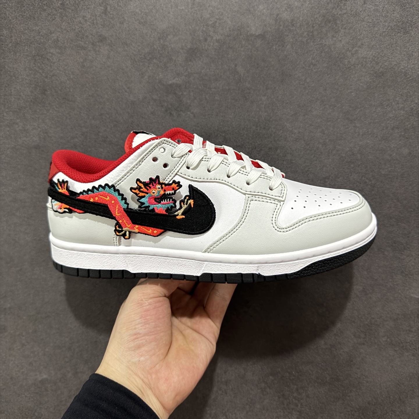 图片[4]-【5A纯原福利】Nike Dunk Low系列 休闲运动板鞋 纯原大厂出品 头层好货 白菜底价 全码福利 一步到位 长期补货 不论零售还是跑量都是极佳选择 全套原楦原模打造完美版型 独家原厂航空铝磨具打磨大底 鞋头坡度极致还原 无解鞋型 原盒原配 原厂冲刀 全鞋零毛边皮料切割 工艺 品质 鞋型 清洁度 都是上等的好货 尺码：35.5 36 37 37.5 38 38.5 39 40 40.5 41 42 42.5 43 44 45 46 47.5 货号：DD1503-107-选品中心