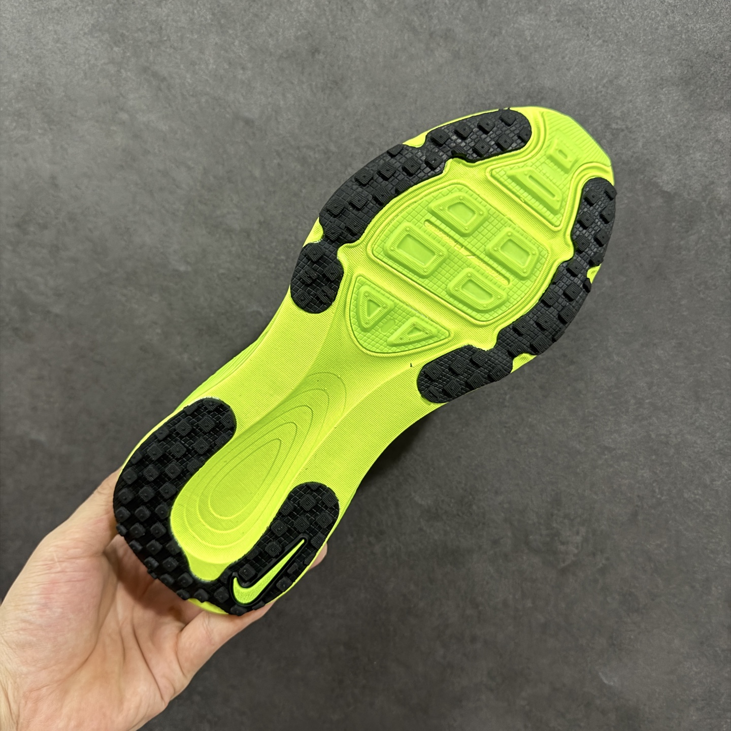  
【S1版】Nike Air Zoom Vomero 18 全新科技运动跑鞋 HM6803-100

