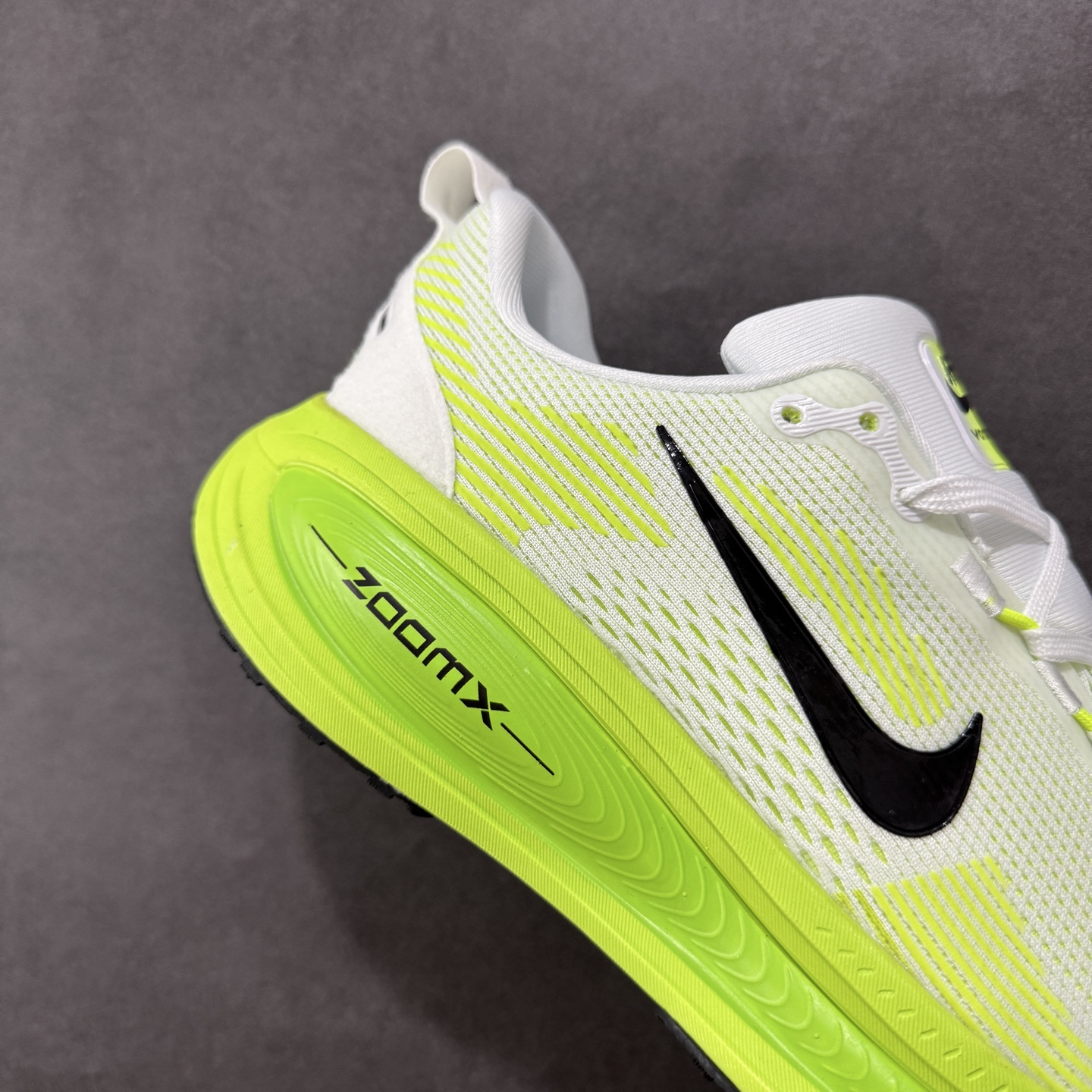  
【S1版】Nike Air Zoom Vomero 18 全新科技运动跑鞋 HM6803-100

