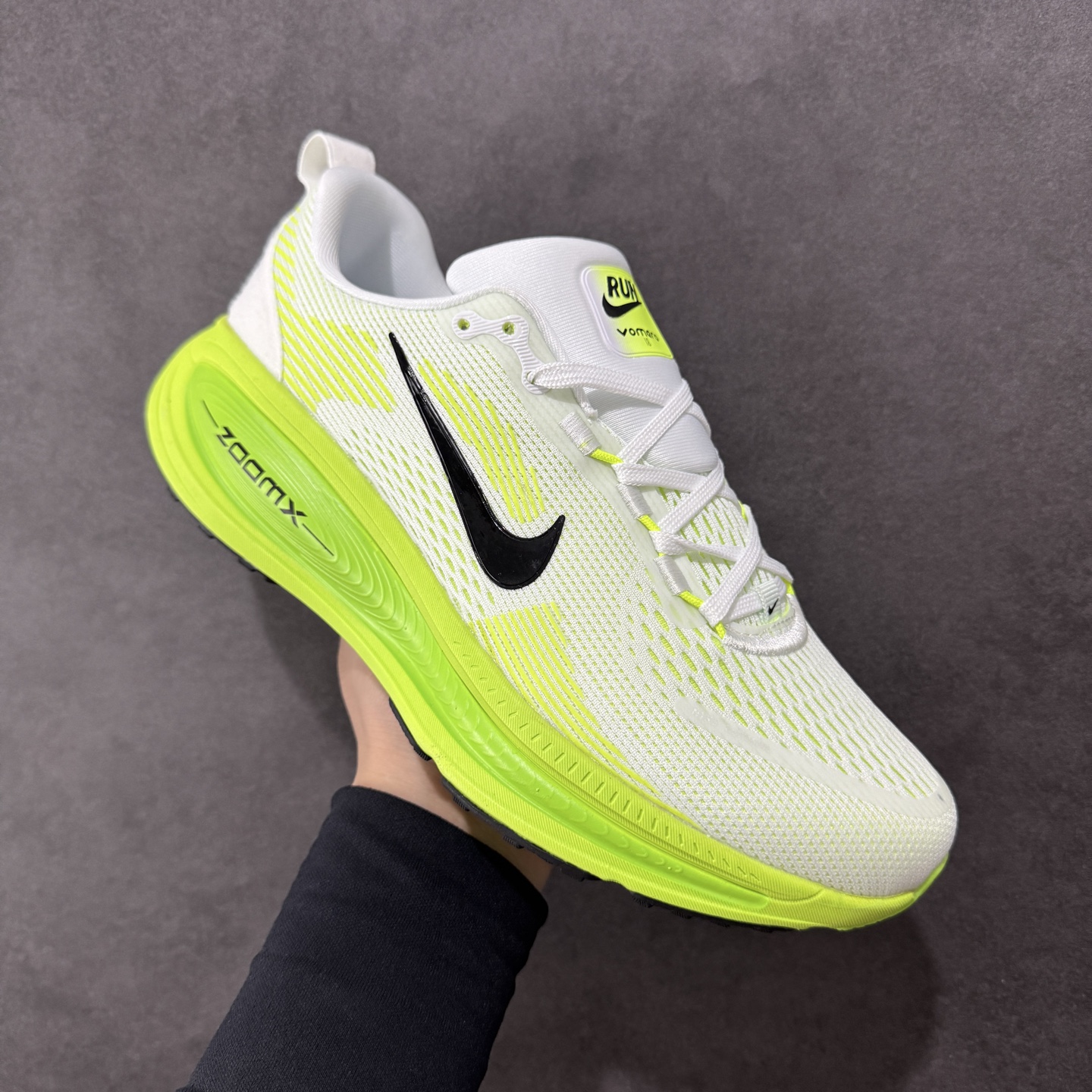  
【S1版】Nike Air Zoom Vomero 18 全新科技运动跑鞋 HM6803-100

