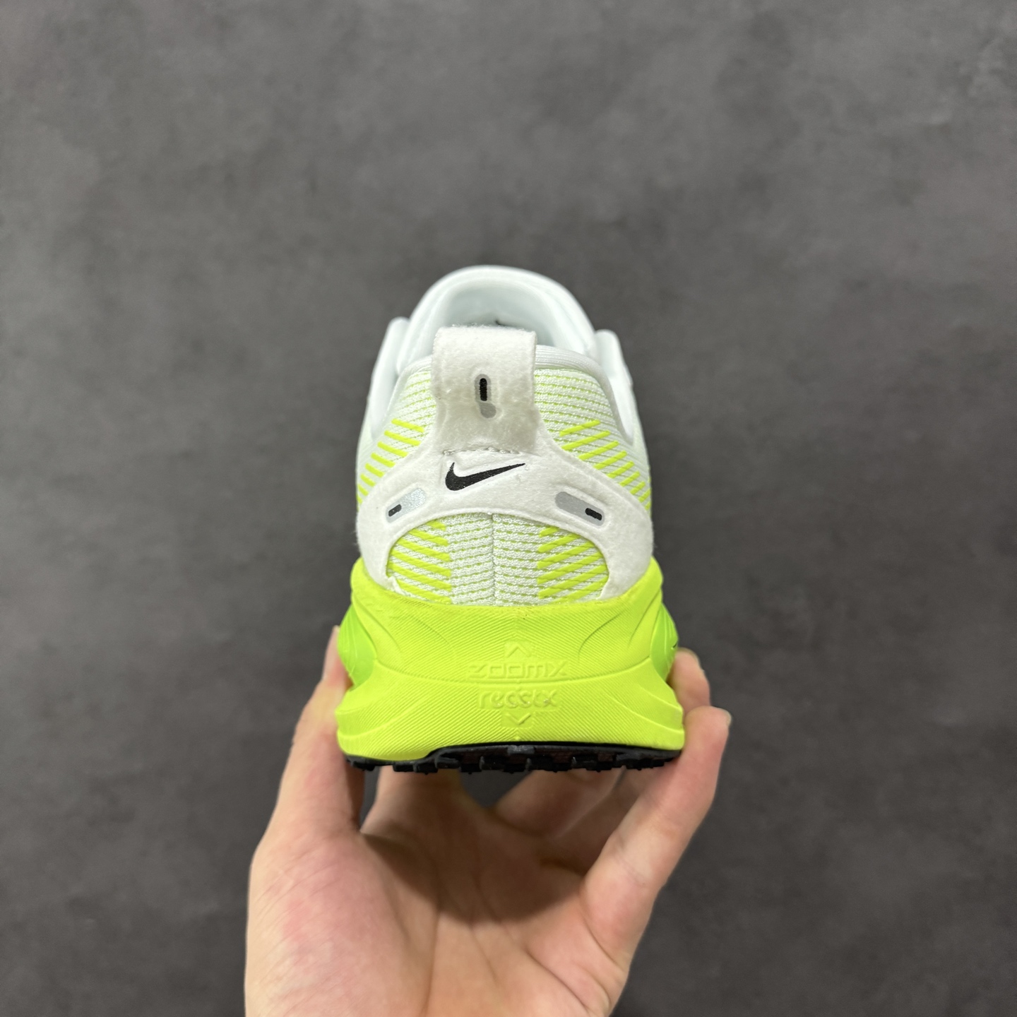  
【S1版】Nike Air Zoom Vomero 18 全新科技运动跑鞋 HM6803-100

