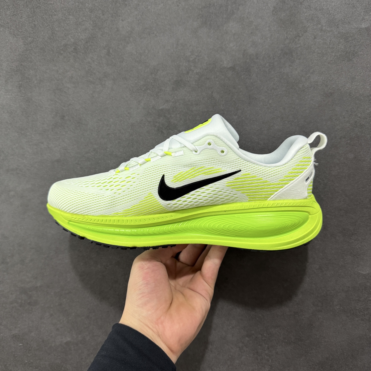 
【S1版】Nike Air Zoom Vomero 18 全新科技运动跑鞋 HM6803-100

