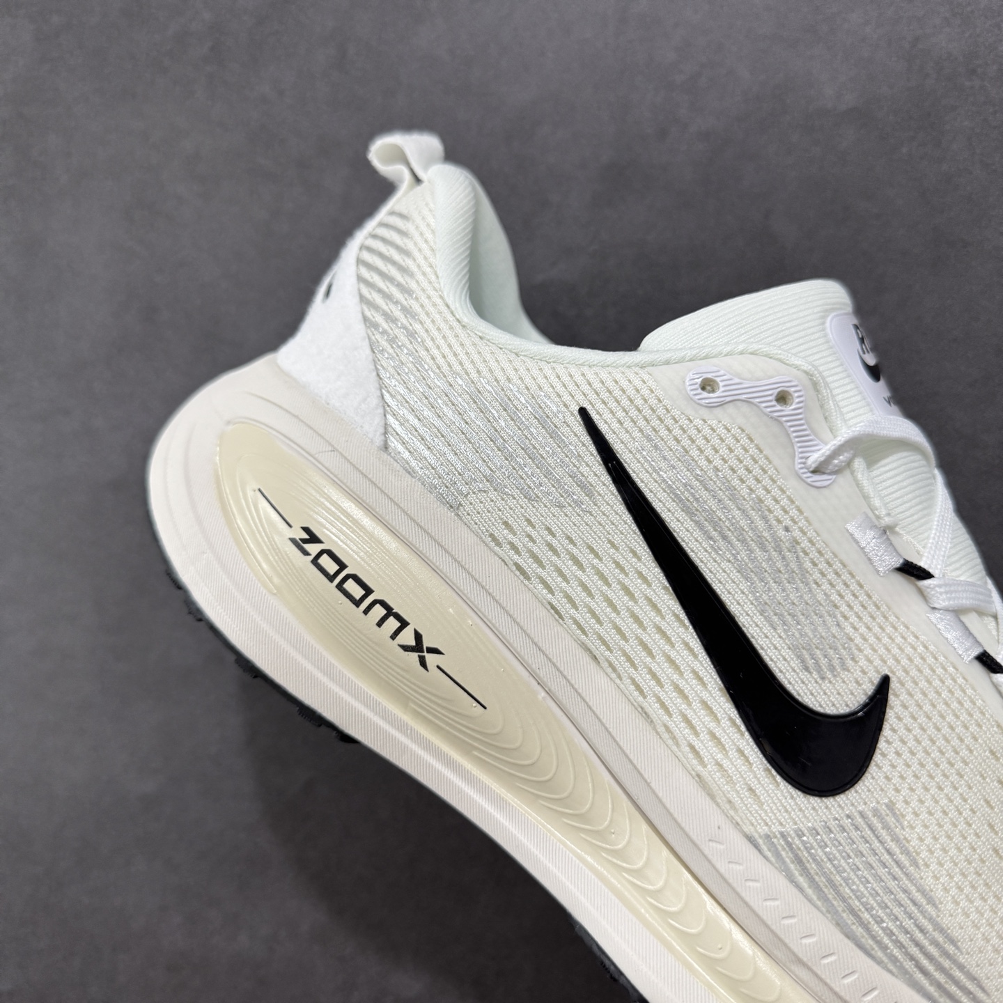  
【S1版】Nike Air Zoom Vomero 18 全新科技运动跑鞋 HM6803-101

