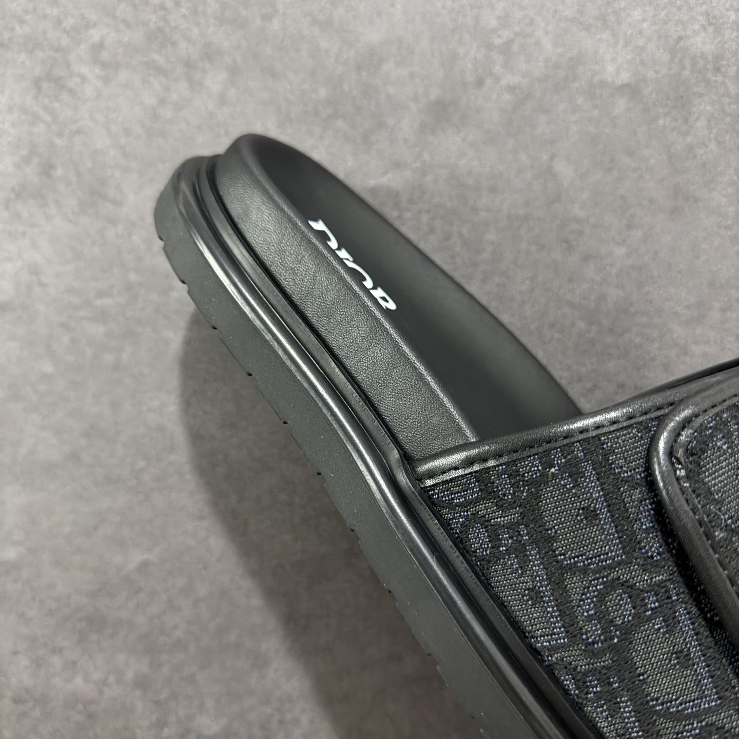 图片[6]-【广东纯原版本】Dior迪奥最新款H-Town系列Oblique厚底拖鞋凉鞋 原版购入开发做货这款DiorH-Town凉鞋致敬运动风格经典标识，彰显Dior的高订精神。采用黑色橡胶精心制作，Oblique印花鞋面，饰以同色调牛皮革细节提升格调。橡胶鞋底融入多种元素，饰以Dior标志更显精致，彰显未来主义风格。可与短裤或牛仔裤搭配穿着，配合送专柜精美包装🛍 尺码：39 40 41 42 43 44 45-选品中心