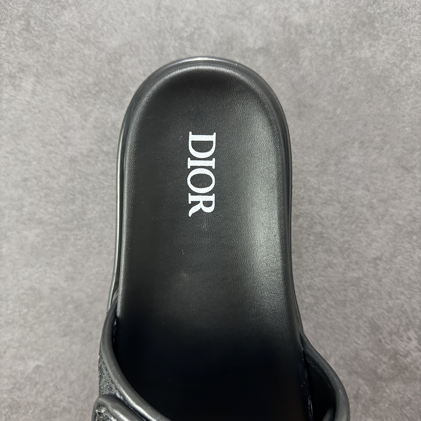 图片[7]-【广东纯原版本】Dior迪奥最新款H-Town系列Oblique厚底拖鞋凉鞋 原版购入开发做货这款DiorH-Town凉鞋致敬运动风格经典标识，彰显Dior的高订精神。采用黑色橡胶精心制作，Oblique印花鞋面，饰以同色调牛皮革细节提升格调。橡胶鞋底融入多种元素，饰以Dior标志更显精致，彰显未来主义风格。可与短裤或牛仔裤搭配穿着，配合送专柜精美包装🛍 尺码：39 40 41 42 43 44 45-选品中心