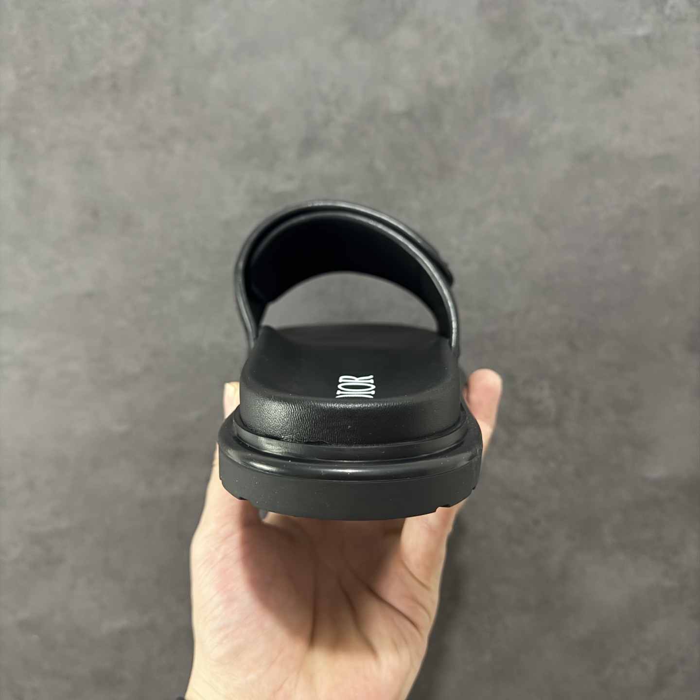 图片[4]-【广东纯原版本】Dior迪奥最新款H-Town系列Oblique厚底拖鞋凉鞋 原版购入开发做货这款DiorH-Town凉鞋致敬运动风格经典标识，彰显Dior的高订精神。采用黑色橡胶精心制作，Oblique印花鞋面，饰以同色调牛皮革细节提升格调。橡胶鞋底融入多种元素，饰以Dior标志更显精致，彰显未来主义风格。可与短裤或牛仔裤搭配穿着，配合送专柜精美包装🛍 尺码：39 40 41 42 43 44 45-选品中心