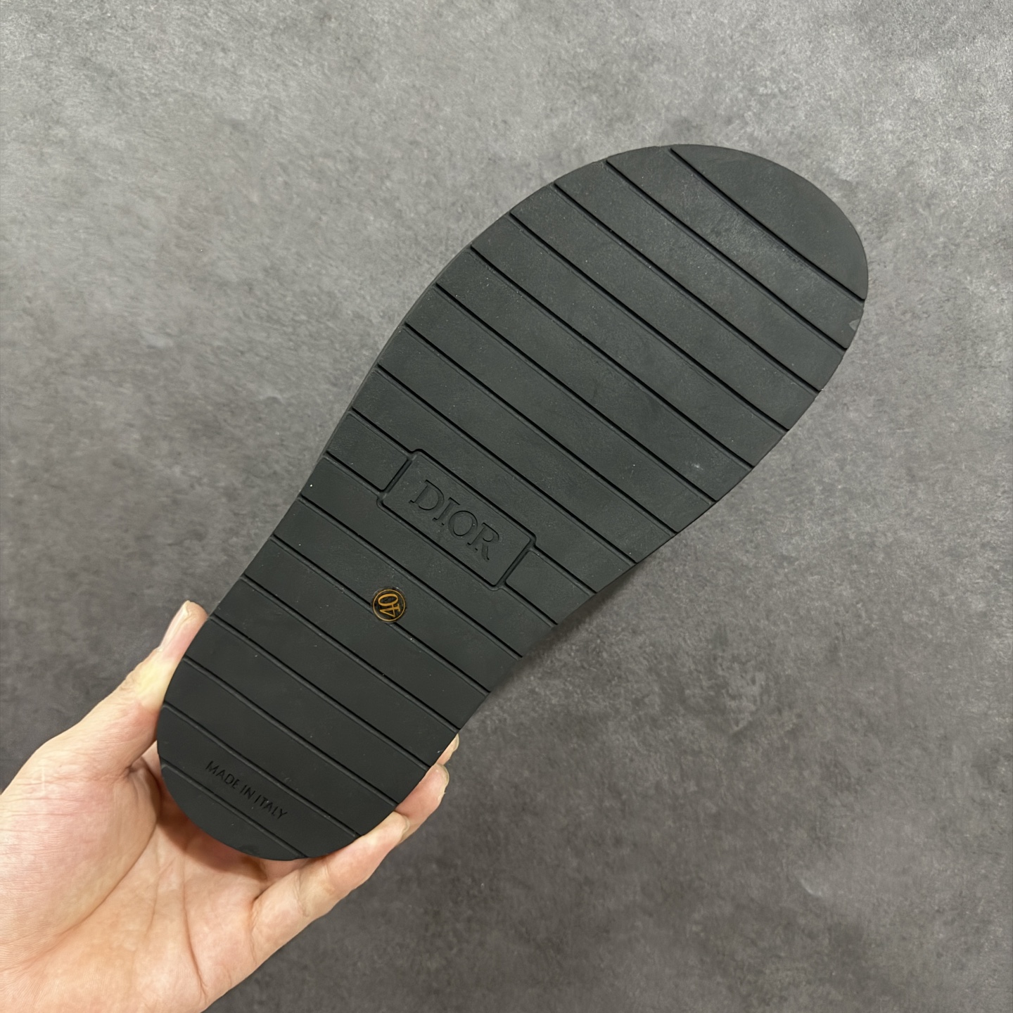 图片[9]-【广东纯原版本】Dior迪奥最新款H-Town系列Oblique厚底拖鞋凉鞋 原版购入开发做货这款DiorH-Town凉鞋致敬运动风格经典标识，彰显Dior的高订精神。采用黑色橡胶精心制作，Oblique印花鞋面，饰以同色调牛皮革细节提升格调。橡胶鞋底融入多种元素，饰以Dior标志更显精致，彰显未来主义风格。可与短裤或牛仔裤搭配穿着，配合送专柜精美包装🛍 尺码：39 40 41 42 43 44 45-选品中心
