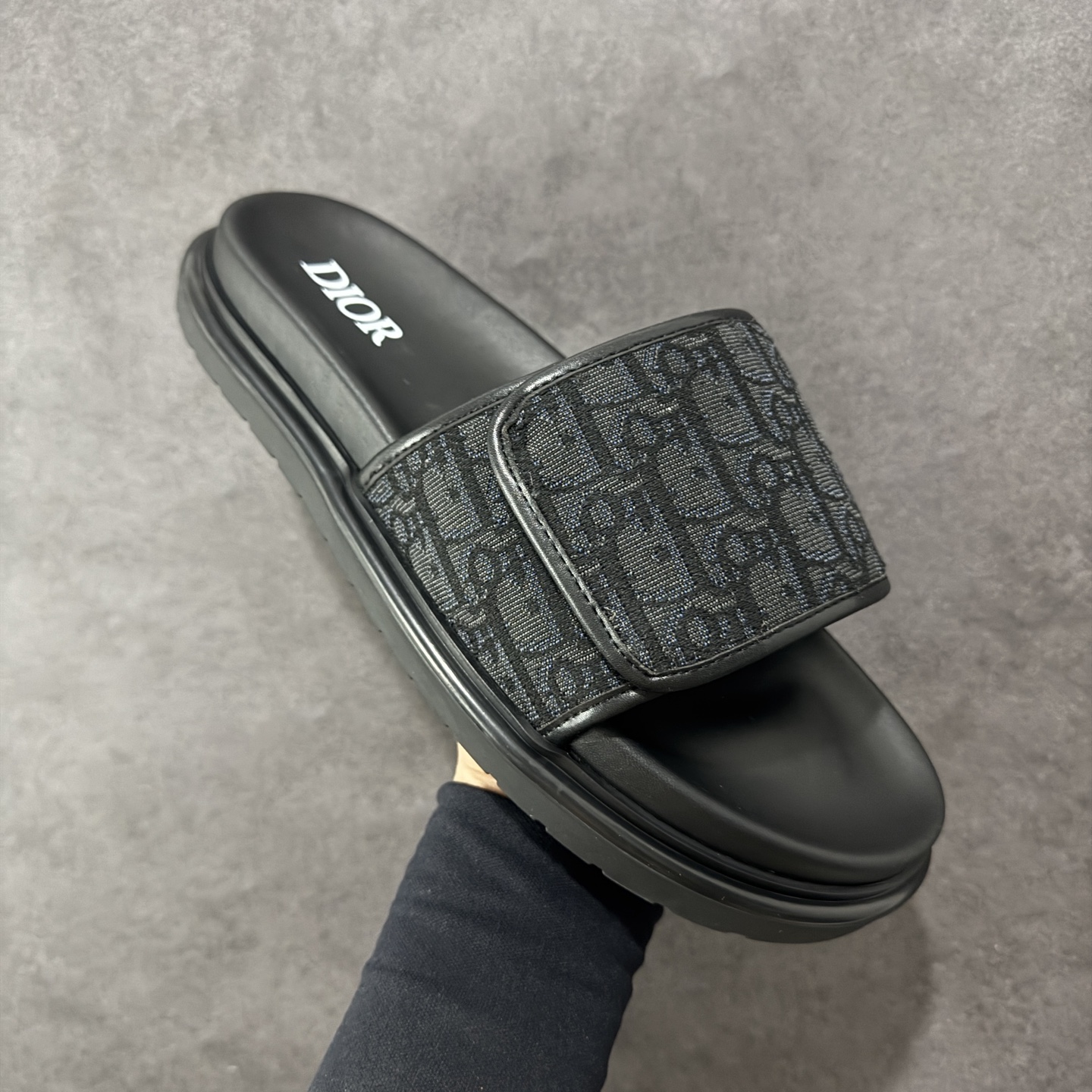 图片[3]-【广东纯原版本】Dior迪奥最新款H-Town系列Oblique厚底拖鞋凉鞋 原版购入开发做货这款DiorH-Town凉鞋致敬运动风格经典标识，彰显Dior的高订精神。采用黑色橡胶精心制作，Oblique印花鞋面，饰以同色调牛皮革细节提升格调。橡胶鞋底融入多种元素，饰以Dior标志更显精致，彰显未来主义风格。可与短裤或牛仔裤搭配穿着，配合送专柜精美包装🛍 尺码：39 40 41 42 43 44 45-选品中心