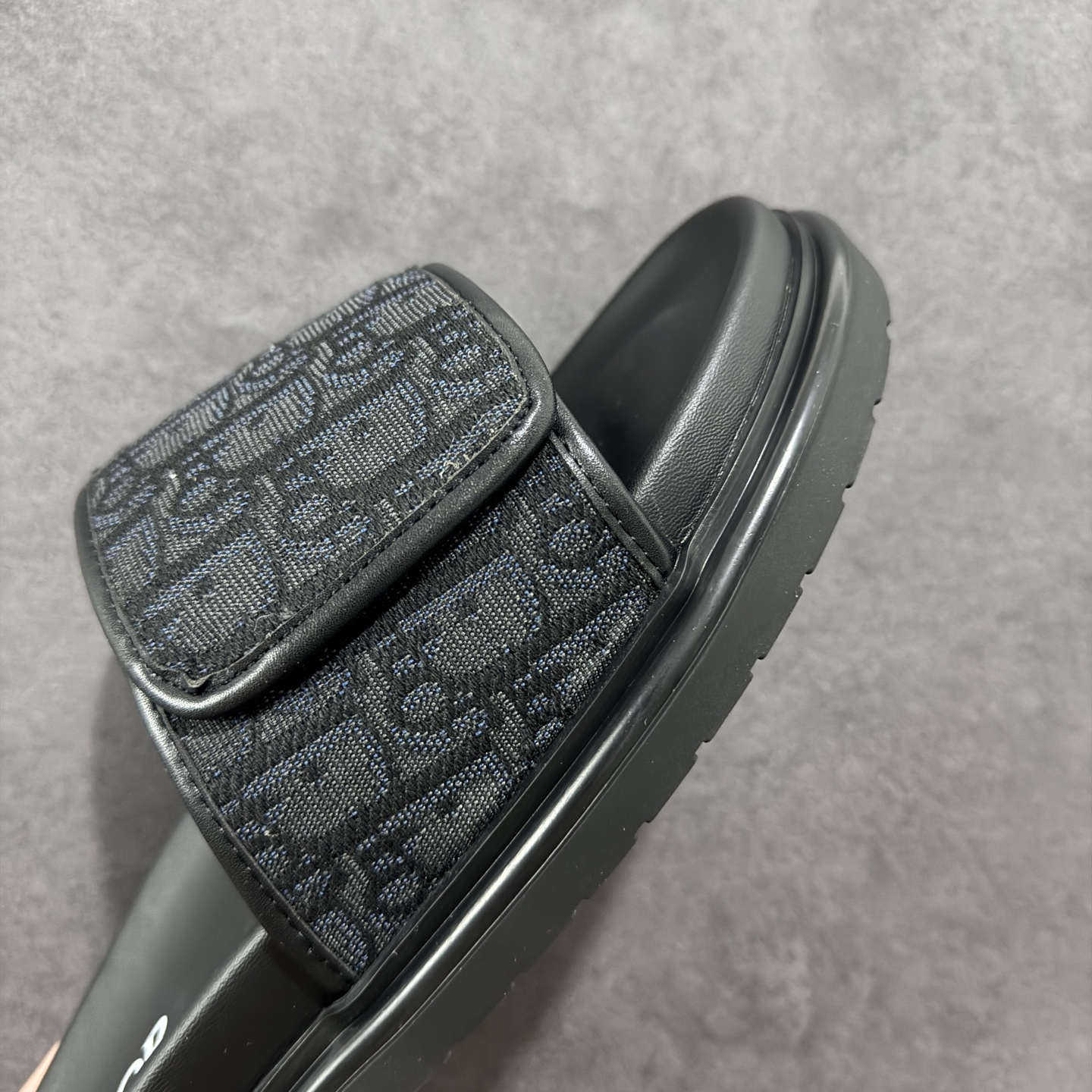 图片[5]-【广东纯原版本】Dior迪奥最新款H-Town系列Oblique厚底拖鞋凉鞋 原版购入开发做货这款DiorH-Town凉鞋致敬运动风格经典标识，彰显Dior的高订精神。采用黑色橡胶精心制作，Oblique印花鞋面，饰以同色调牛皮革细节提升格调。橡胶鞋底融入多种元素，饰以Dior标志更显精致，彰显未来主义风格。可与短裤或牛仔裤搭配穿着，配合送专柜精美包装🛍 尺码：39 40 41 42 43 44 45-选品中心