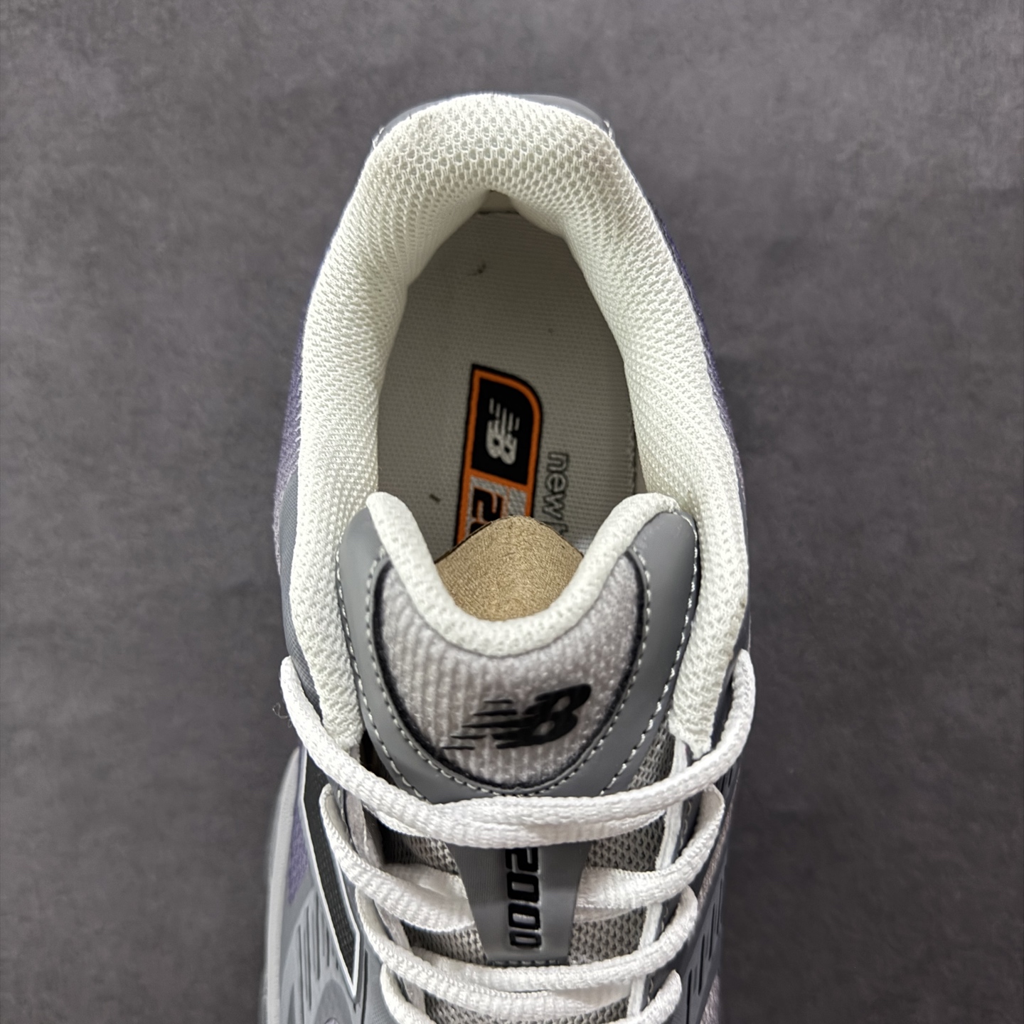 图片[7]-【纯原版】New Balance NB2000 舒适百搭防滑耐磨低帮 休闲跑步鞋 New Balance 在近两年的球鞋市场屡出奇招，在经典鞋型保持进一步增长的同时，推出的每一款新鞋型也都有傲人的战绩。在 327、9060 等鞋型获得成功之后，今天 New Balance 家族又迎来了新鲜血液的注入。这双New Balance 2000 依然是融合了新旧元素的跑鞋造型，命名为 2000，或许是它的设计理念有着 Y2K 的血统。最大的亮点，在于这双鞋的中底。外侧以五个ABZORB 单元，带来极具辨识度和冲击力的视觉效果，让这双鞋在外观和脚感方面都颇具吸引力。 尺码：36 37 37.5 38 38.5 39 40 40.5 41 42 42.5 43 44 45-选品中心