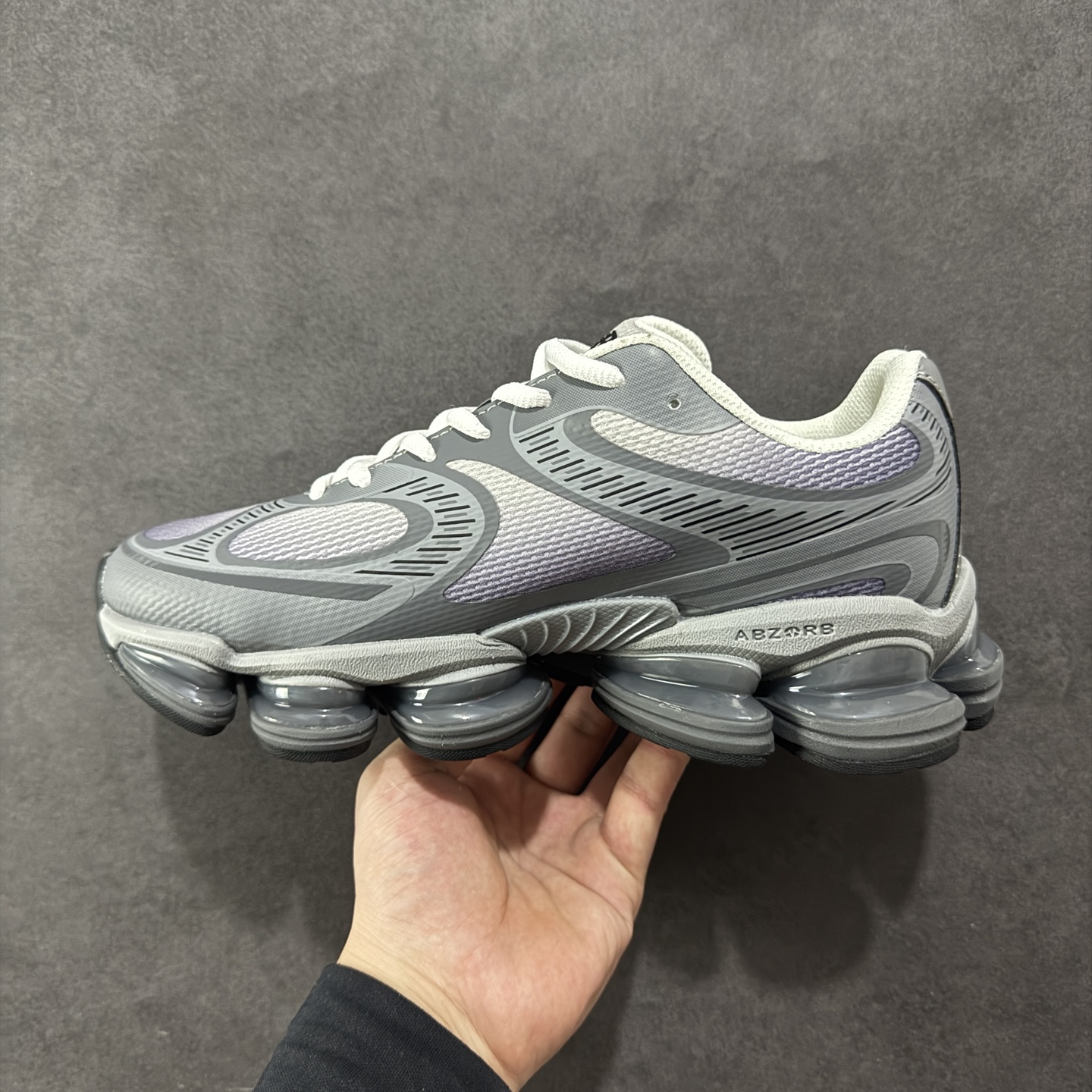 图片[2]-【纯原版】New Balance NB2000 舒适百搭防滑耐磨低帮 休闲跑步鞋 New Balance 在近两年的球鞋市场屡出奇招，在经典鞋型保持进一步增长的同时，推出的每一款新鞋型也都有傲人的战绩。在 327、9060 等鞋型获得成功之后，今天 New Balance 家族又迎来了新鲜血液的注入。这双New Balance 2000 依然是融合了新旧元素的跑鞋造型，命名为 2000，或许是它的设计理念有着 Y2K 的血统。最大的亮点，在于这双鞋的中底。外侧以五个ABZORB 单元，带来极具辨识度和冲击力的视觉效果，让这双鞋在外观和脚感方面都颇具吸引力。 尺码：36 37 37.5 38 38.5 39 40 40.5 41 42 42.5 43 44 45-选品中心