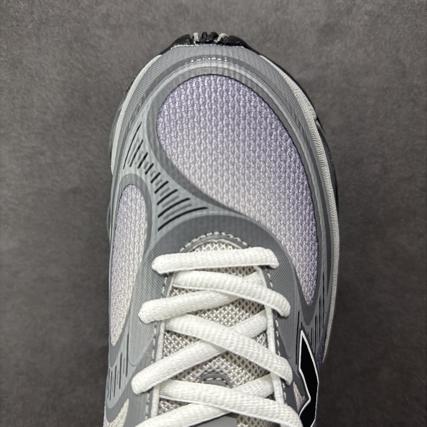 图片[8]-【纯原版】New Balance NB2000 舒适百搭防滑耐磨低帮 休闲跑步鞋 New Balance 在近两年的球鞋市场屡出奇招，在经典鞋型保持进一步增长的同时，推出的每一款新鞋型也都有傲人的战绩。在 327、9060 等鞋型获得成功之后，今天 New Balance 家族又迎来了新鲜血液的注入。这双New Balance 2000 依然是融合了新旧元素的跑鞋造型，命名为 2000，或许是它的设计理念有着 Y2K 的血统。最大的亮点，在于这双鞋的中底。外侧以五个ABZORB 单元，带来极具辨识度和冲击力的视觉效果，让这双鞋在外观和脚感方面都颇具吸引力。 尺码：36 37 37.5 38 38.5 39 40 40.5 41 42 42.5 43 44 45-选品中心