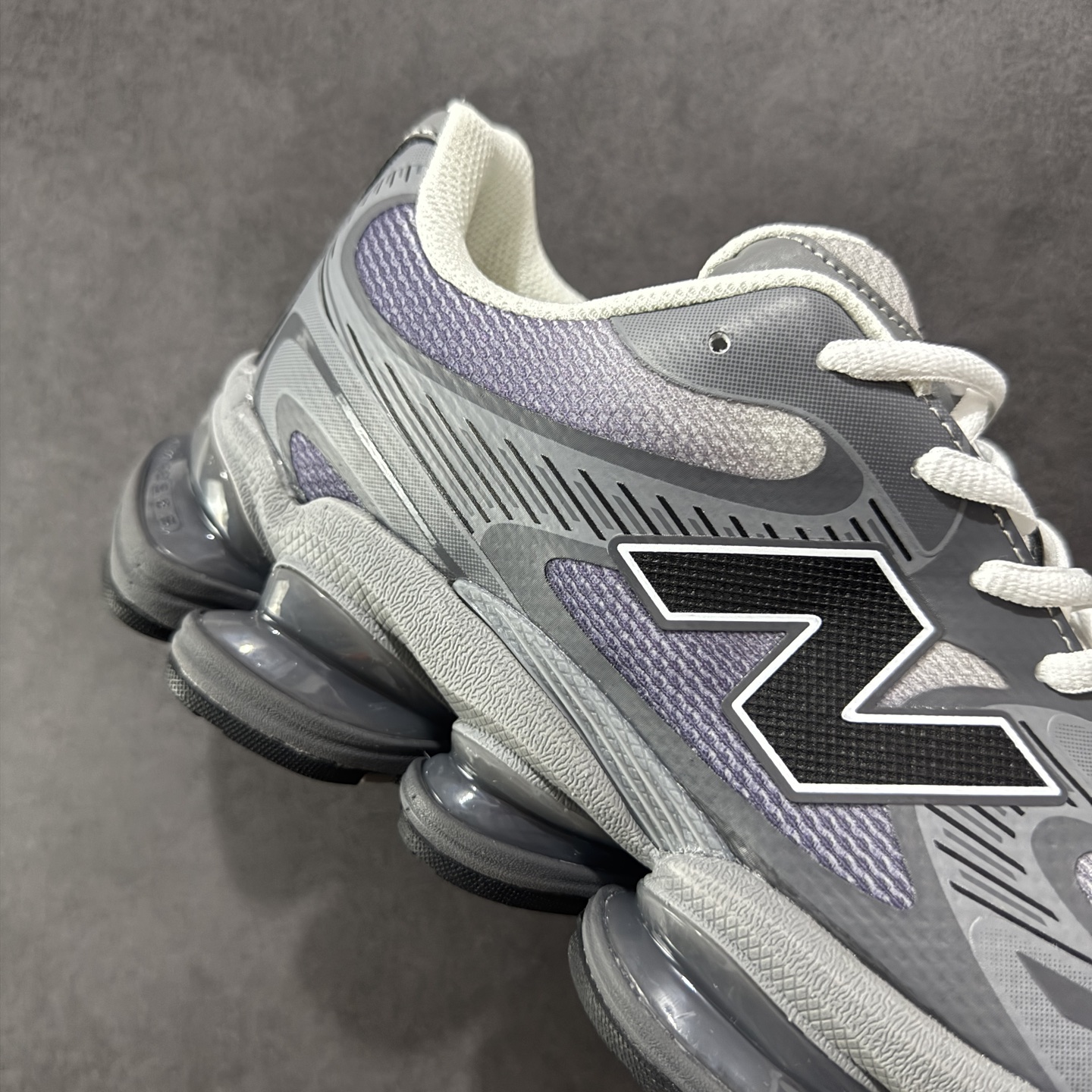 图片[6]-【纯原版】New Balance NB2000 舒适百搭防滑耐磨低帮 休闲跑步鞋 New Balance 在近两年的球鞋市场屡出奇招，在经典鞋型保持进一步增长的同时，推出的每一款新鞋型也都有傲人的战绩。在 327、9060 等鞋型获得成功之后，今天 New Balance 家族又迎来了新鲜血液的注入。这双New Balance 2000 依然是融合了新旧元素的跑鞋造型，命名为 2000，或许是它的设计理念有着 Y2K 的血统。最大的亮点，在于这双鞋的中底。外侧以五个ABZORB 单元，带来极具辨识度和冲击力的视觉效果，让这双鞋在外观和脚感方面都颇具吸引力。 尺码：36 37 37.5 38 38.5 39 40 40.5 41 42 42.5 43 44 45-选品中心