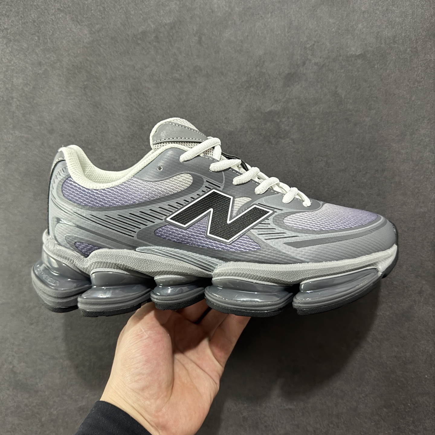 【纯原版】New Balance NB2000 舒适百搭防滑耐磨低帮 休闲跑步鞋 New Balance 在近两年的球鞋市场屡出奇招,在经典鞋型保持进一步增长的同时,推出的每一款新鞋型也都有傲人的战绩。在 327、9060 等鞋型获得成功之后,今天 New Balance 家族又迎来了新鲜血液的注入。这双New Balance 2000 依然是融合了新旧元素的跑鞋造型,命名为 2000,或许是它的设计理念有着 Y2K 的血统。最大的亮点,在于这双鞋的中底。外侧以五个ABZORB 单元,带来极具辨识度和冲击力的视觉效果,让这双鞋在外观和脚感方面都颇具吸引力。 尺码:36 37 37.5 38 38.5 39 40 40.5 41 42 42.5 43 44 45-选品中心