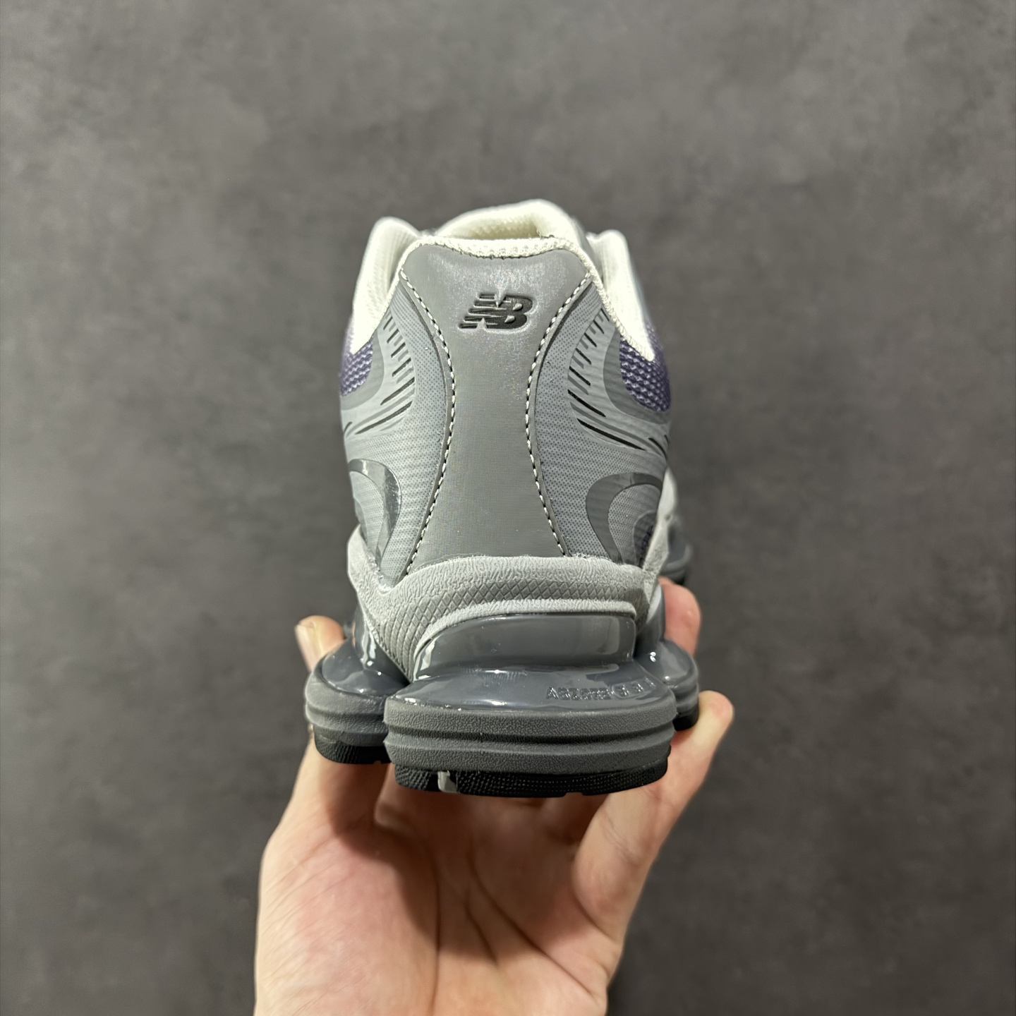 图片[4]-【纯原版】New Balance NB2000 舒适百搭防滑耐磨低帮 休闲跑步鞋 New Balance 在近两年的球鞋市场屡出奇招，在经典鞋型保持进一步增长的同时，推出的每一款新鞋型也都有傲人的战绩。在 327、9060 等鞋型获得成功之后，今天 New Balance 家族又迎来了新鲜血液的注入。这双New Balance 2000 依然是融合了新旧元素的跑鞋造型，命名为 2000，或许是它的设计理念有着 Y2K 的血统。最大的亮点，在于这双鞋的中底。外侧以五个ABZORB 单元，带来极具辨识度和冲击力的视觉效果，让这双鞋在外观和脚感方面都颇具吸引力。 尺码：36 37 37.5 38 38.5 39 40 40.5 41 42 42.5 43 44 45-选品中心