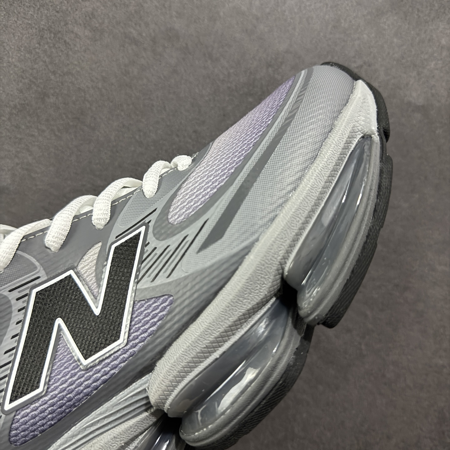 图片[5]-【纯原版】New Balance NB2000 舒适百搭防滑耐磨低帮 休闲跑步鞋 New Balance 在近两年的球鞋市场屡出奇招，在经典鞋型保持进一步增长的同时，推出的每一款新鞋型也都有傲人的战绩。在 327、9060 等鞋型获得成功之后，今天 New Balance 家族又迎来了新鲜血液的注入。这双New Balance 2000 依然是融合了新旧元素的跑鞋造型，命名为 2000，或许是它的设计理念有着 Y2K 的血统。最大的亮点，在于这双鞋的中底。外侧以五个ABZORB 单元，带来极具辨识度和冲击力的视觉效果，让这双鞋在外观和脚感方面都颇具吸引力。 尺码：36 37 37.5 38 38.5 39 40 40.5 41 42 42.5 43 44 45-选品中心