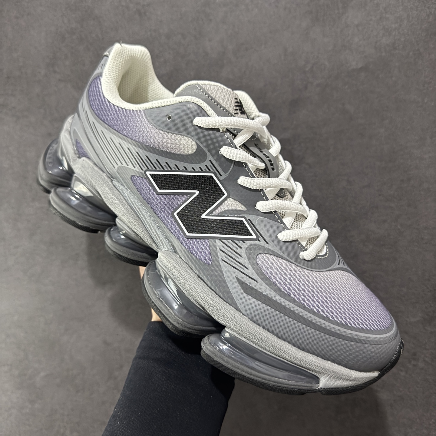 图片[3]-【纯原版】New Balance NB2000 舒适百搭防滑耐磨低帮 休闲跑步鞋 New Balance 在近两年的球鞋市场屡出奇招，在经典鞋型保持进一步增长的同时，推出的每一款新鞋型也都有傲人的战绩。在 327、9060 等鞋型获得成功之后，今天 New Balance 家族又迎来了新鲜血液的注入。这双New Balance 2000 依然是融合了新旧元素的跑鞋造型，命名为 2000，或许是它的设计理念有着 Y2K 的血统。最大的亮点，在于这双鞋的中底。外侧以五个ABZORB 单元，带来极具辨识度和冲击力的视觉效果，让这双鞋在外观和脚感方面都颇具吸引力。 尺码：36 37 37.5 38 38.5 39 40 40.5 41 42 42.5 43 44 45-选品中心