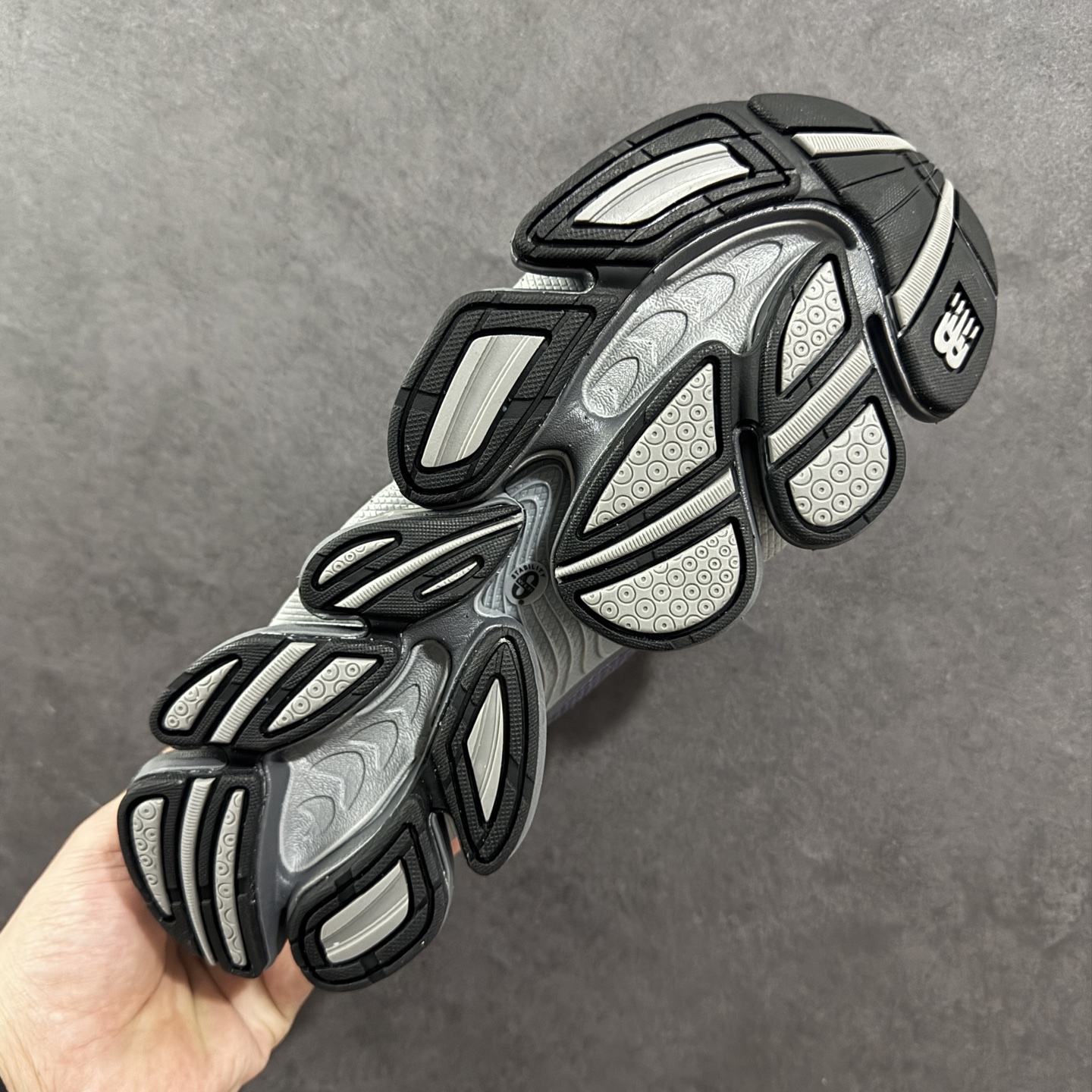 图片[9]-【纯原版】New Balance NB2000 舒适百搭防滑耐磨低帮 休闲跑步鞋 New Balance 在近两年的球鞋市场屡出奇招，在经典鞋型保持进一步增长的同时，推出的每一款新鞋型也都有傲人的战绩。在 327、9060 等鞋型获得成功之后，今天 New Balance 家族又迎来了新鲜血液的注入。这双New Balance 2000 依然是融合了新旧元素的跑鞋造型，命名为 2000，或许是它的设计理念有着 Y2K 的血统。最大的亮点，在于这双鞋的中底。外侧以五个ABZORB 单元，带来极具辨识度和冲击力的视觉效果，让这双鞋在外观和脚感方面都颇具吸引力。 尺码：36 37 37.5 38 38.5 39 40 40.5 41 42 42.5 43 44 45-选品中心