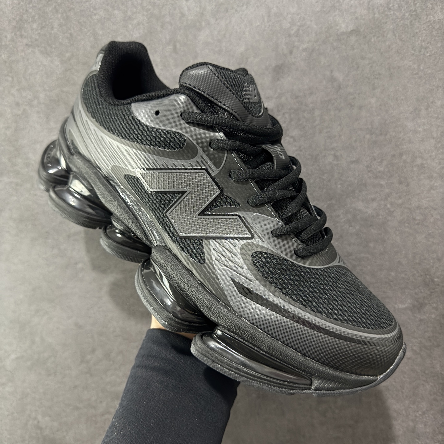 图片[3]-【纯原版】New Balance NB2000 舒适百搭防滑耐磨低帮 休闲跑步鞋 New Balance 在近两年的球鞋市场屡出奇招，在经典鞋型保持进一步增长的同时，推出的每一款新鞋型也都有傲人的战绩。在 327、9060 等鞋型获得成功之后，今天 New Balance 家族又迎来了新鲜血液的注入。这双New Balance 2000 依然是融合了新旧元素的跑鞋造型，命名为 2000，或许是它的设计理念有着 Y2K 的血统。最大的亮点，在于这双鞋的中底。外侧以五个ABZORB 单元，带来极具辨识度和冲击力的视觉效果，让这双鞋在外观和脚感方面都颇具吸引力。 尺码：36 37 37.5 38 38.5 39 40 40.5 41 42 42.5 43 44 45-选品中心