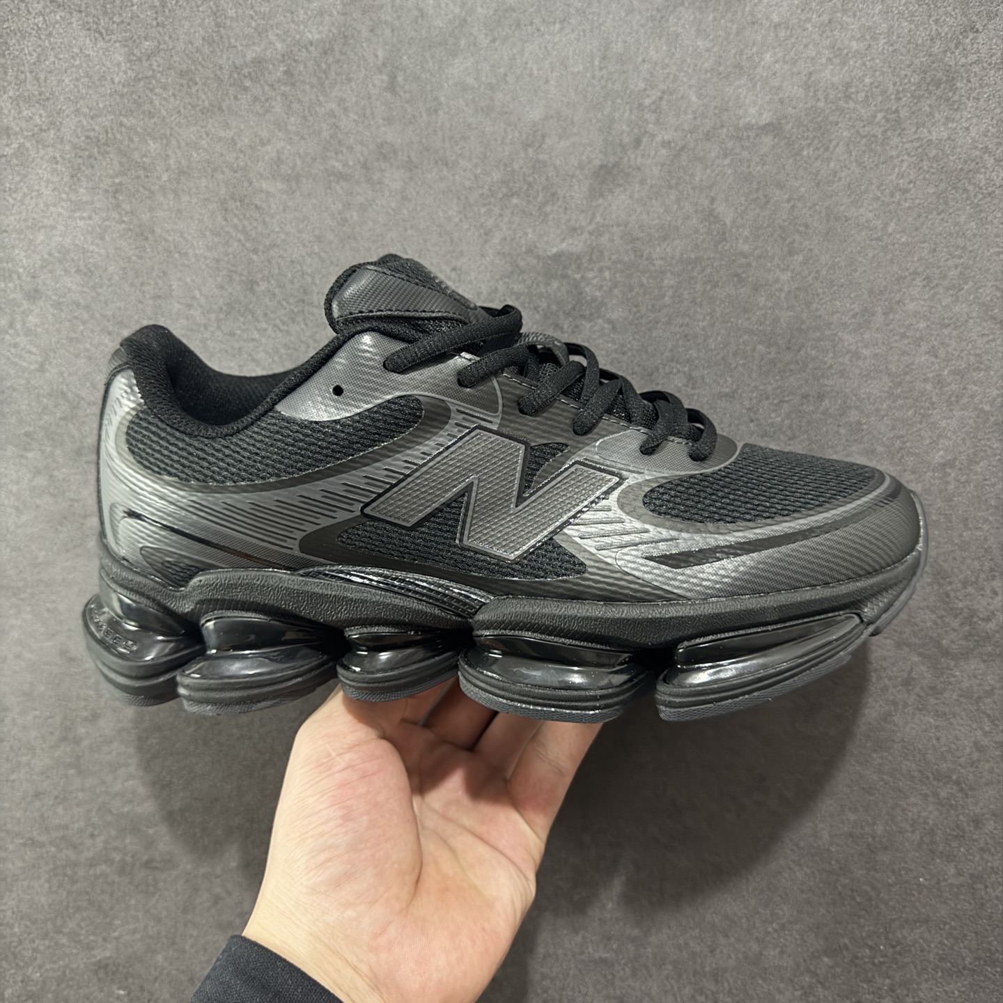 【纯原版】New Balance NB2000 舒适百搭防滑耐磨低帮 休闲跑步鞋 New Balance 在近两年的球鞋市场屡出奇招,在经典鞋型保持进一步增长的同时,推出的每一款新鞋型也都有傲人的战绩。在 327、9060 等鞋型获得成功之后,今天 New Balance 家族又迎来了新鲜血液的注入。这双New Balance 2000 依然是融合了新旧元素的跑鞋造型,命名为 2000,或许是它的设计理念有着 Y2K 的血统。最大的亮点,在于这双鞋的中底。外侧以五个ABZORB 单元,带来极具辨识度和冲击力的视觉效果,让这双鞋在外观和脚感方面都颇具吸引力。 尺码:36 37 37.5 38 38.5 39 40 40.5 41 42 42.5 43 44 45-选品中心