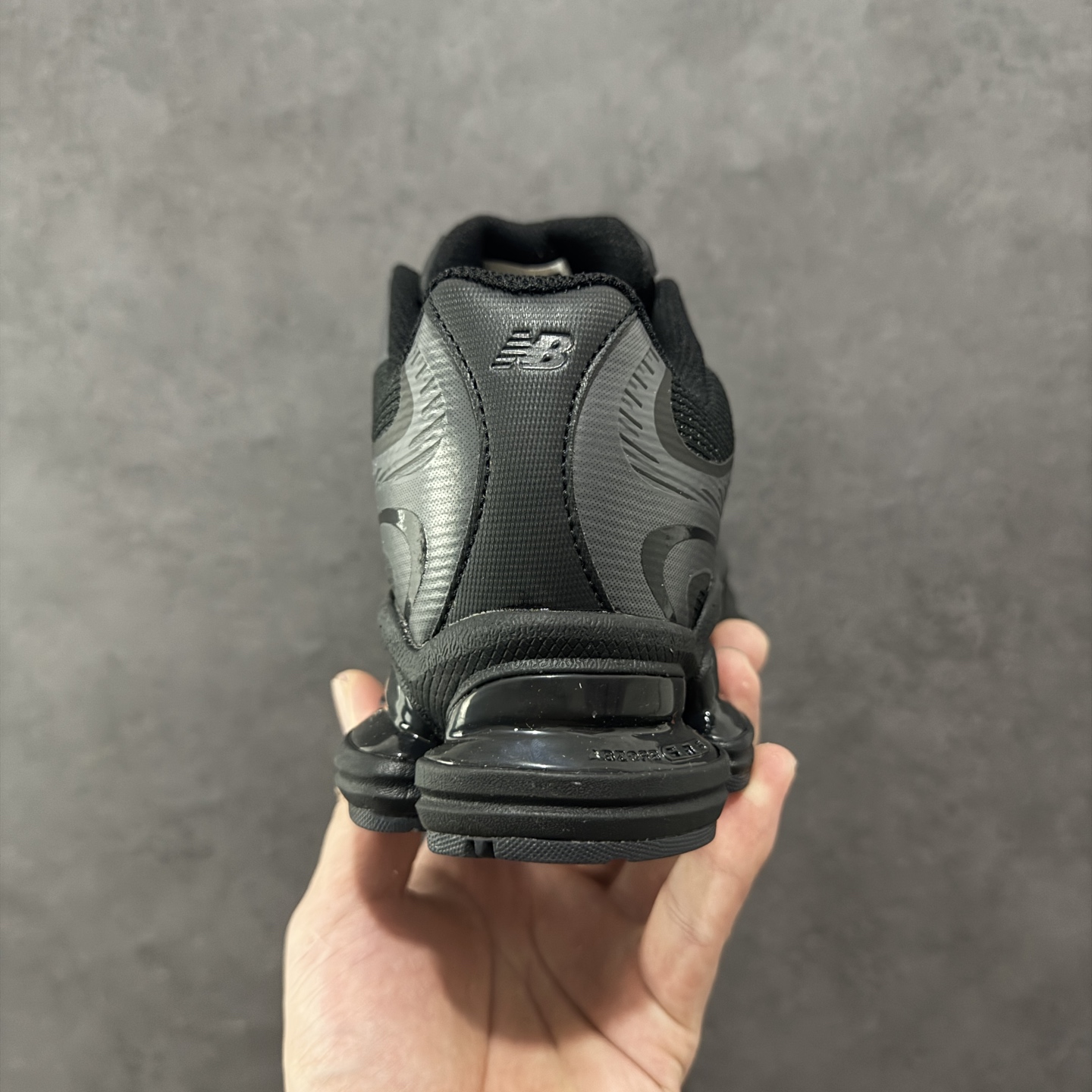 图片[4]-【纯原版】New Balance NB2000 舒适百搭防滑耐磨低帮 休闲跑步鞋 New Balance 在近两年的球鞋市场屡出奇招，在经典鞋型保持进一步增长的同时，推出的每一款新鞋型也都有傲人的战绩。在 327、9060 等鞋型获得成功之后，今天 New Balance 家族又迎来了新鲜血液的注入。这双New Balance 2000 依然是融合了新旧元素的跑鞋造型，命名为 2000，或许是它的设计理念有着 Y2K 的血统。最大的亮点，在于这双鞋的中底。外侧以五个ABZORB 单元，带来极具辨识度和冲击力的视觉效果，让这双鞋在外观和脚感方面都颇具吸引力。 尺码：36 37 37.5 38 38.5 39 40 40.5 41 42 42.5 43 44 45-选品中心