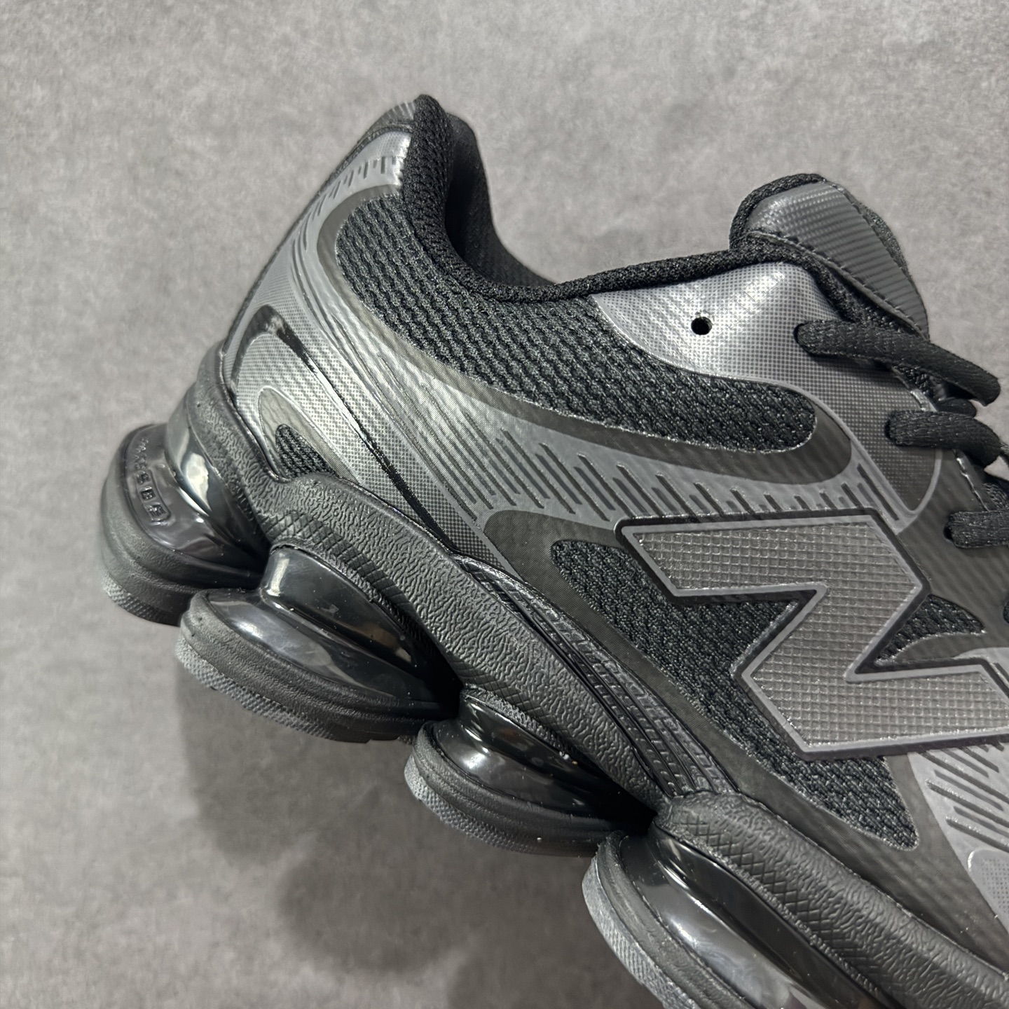 图片[6]-【纯原版】New Balance NB2000 舒适百搭防滑耐磨低帮 休闲跑步鞋 New Balance 在近两年的球鞋市场屡出奇招，在经典鞋型保持进一步增长的同时，推出的每一款新鞋型也都有傲人的战绩。在 327、9060 等鞋型获得成功之后，今天 New Balance 家族又迎来了新鲜血液的注入。这双New Balance 2000 依然是融合了新旧元素的跑鞋造型，命名为 2000，或许是它的设计理念有着 Y2K 的血统。最大的亮点，在于这双鞋的中底。外侧以五个ABZORB 单元，带来极具辨识度和冲击力的视觉效果，让这双鞋在外观和脚感方面都颇具吸引力。 尺码：36 37 37.5 38 38.5 39 40 40.5 41 42 42.5 43 44 45-选品中心