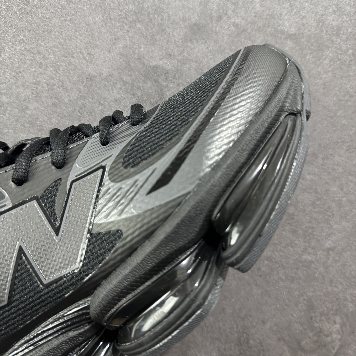 图片[5]-【纯原版】New Balance NB2000 舒适百搭防滑耐磨低帮 休闲跑步鞋 New Balance 在近两年的球鞋市场屡出奇招，在经典鞋型保持进一步增长的同时，推出的每一款新鞋型也都有傲人的战绩。在 327、9060 等鞋型获得成功之后，今天 New Balance 家族又迎来了新鲜血液的注入。这双New Balance 2000 依然是融合了新旧元素的跑鞋造型，命名为 2000，或许是它的设计理念有着 Y2K 的血统。最大的亮点，在于这双鞋的中底。外侧以五个ABZORB 单元，带来极具辨识度和冲击力的视觉效果，让这双鞋在外观和脚感方面都颇具吸引力。 尺码：36 37 37.5 38 38.5 39 40 40.5 41 42 42.5 43 44 45-选品中心