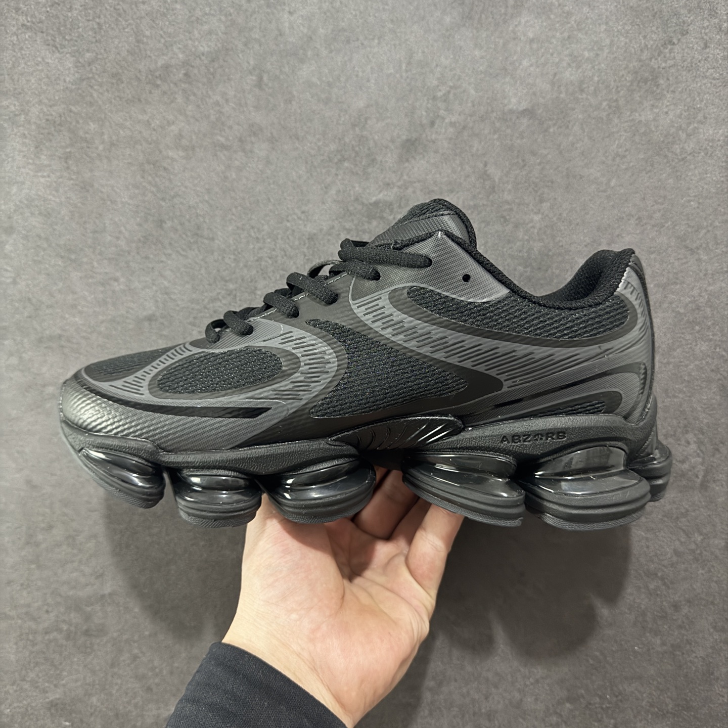 图片[2]-【纯原版】New Balance NB2000 舒适百搭防滑耐磨低帮 休闲跑步鞋 New Balance 在近两年的球鞋市场屡出奇招，在经典鞋型保持进一步增长的同时，推出的每一款新鞋型也都有傲人的战绩。在 327、9060 等鞋型获得成功之后，今天 New Balance 家族又迎来了新鲜血液的注入。这双New Balance 2000 依然是融合了新旧元素的跑鞋造型，命名为 2000，或许是它的设计理念有着 Y2K 的血统。最大的亮点，在于这双鞋的中底。外侧以五个ABZORB 单元，带来极具辨识度和冲击力的视觉效果，让这双鞋在外观和脚感方面都颇具吸引力。 尺码：36 37 37.5 38 38.5 39 40 40.5 41 42 42.5 43 44 45-选品中心