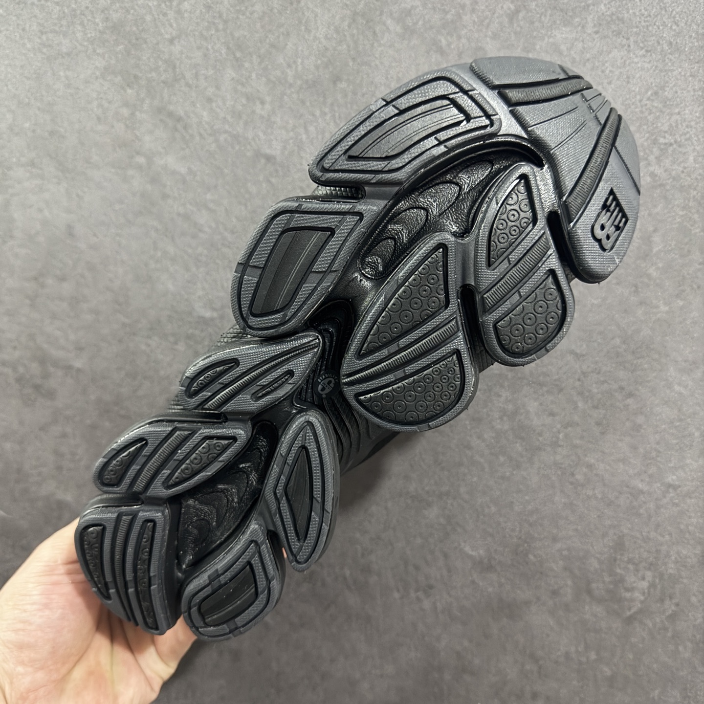 图片[9]-【纯原版】New Balance NB2000 舒适百搭防滑耐磨低帮 休闲跑步鞋 New Balance 在近两年的球鞋市场屡出奇招，在经典鞋型保持进一步增长的同时，推出的每一款新鞋型也都有傲人的战绩。在 327、9060 等鞋型获得成功之后，今天 New Balance 家族又迎来了新鲜血液的注入。这双New Balance 2000 依然是融合了新旧元素的跑鞋造型，命名为 2000，或许是它的设计理念有着 Y2K 的血统。最大的亮点，在于这双鞋的中底。外侧以五个ABZORB 单元，带来极具辨识度和冲击力的视觉效果，让这双鞋在外观和脚感方面都颇具吸引力。 尺码：36 37 37.5 38 38.5 39 40 40.5 41 42 42.5 43 44 45-选品中心