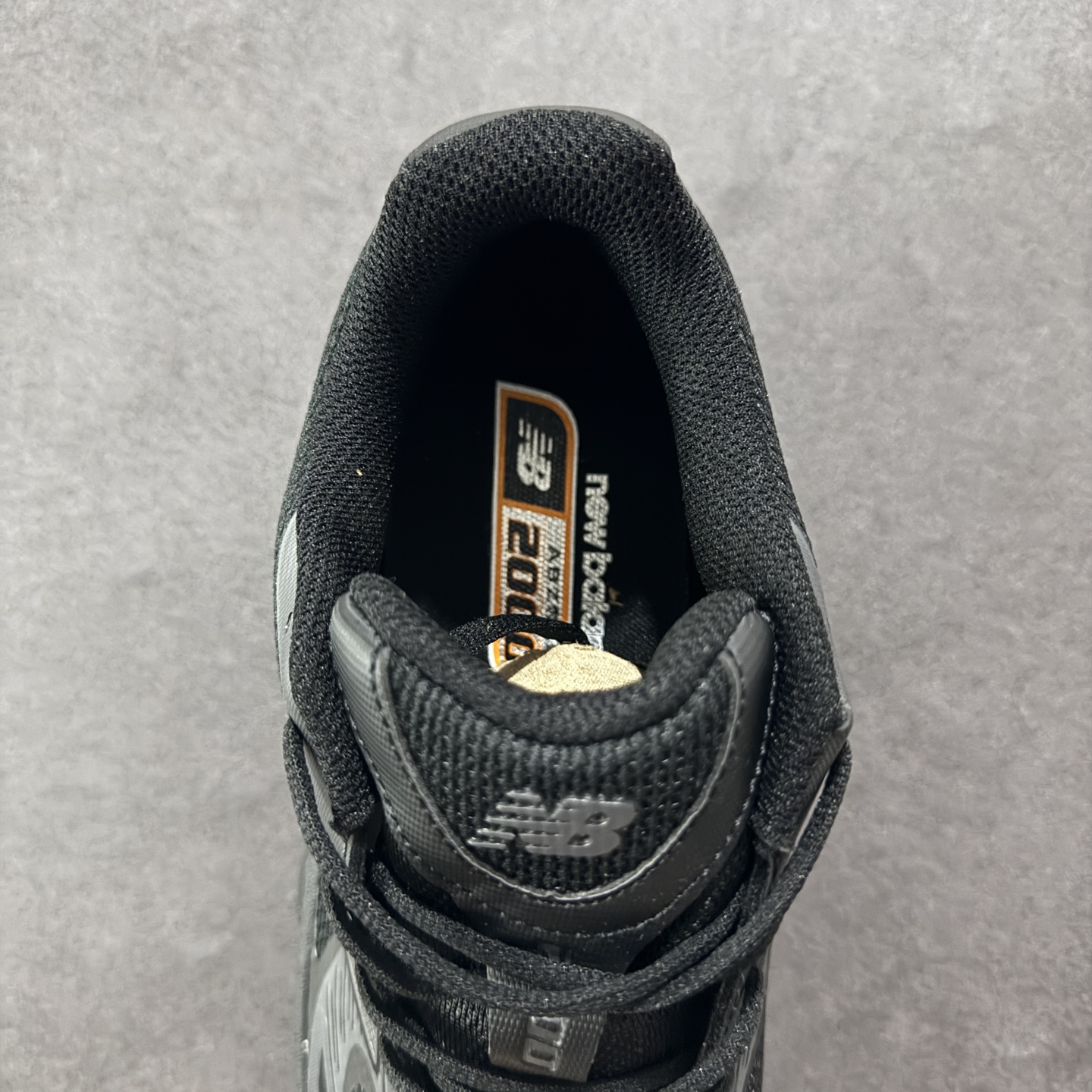 图片[7]-【纯原版】New Balance NB2000 舒适百搭防滑耐磨低帮 休闲跑步鞋 New Balance 在近两年的球鞋市场屡出奇招，在经典鞋型保持进一步增长的同时，推出的每一款新鞋型也都有傲人的战绩。在 327、9060 等鞋型获得成功之后，今天 New Balance 家族又迎来了新鲜血液的注入。这双New Balance 2000 依然是融合了新旧元素的跑鞋造型，命名为 2000，或许是它的设计理念有着 Y2K 的血统。最大的亮点，在于这双鞋的中底。外侧以五个ABZORB 单元，带来极具辨识度和冲击力的视觉效果，让这双鞋在外观和脚感方面都颇具吸引力。 尺码：36 37 37.5 38 38.5 39 40 40.5 41 42 42.5 43 44 45-选品中心