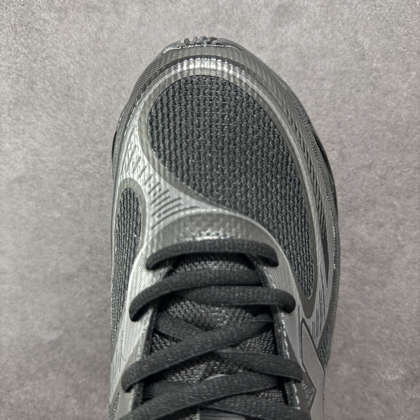 图片[8]-【纯原版】New Balance NB2000 舒适百搭防滑耐磨低帮 休闲跑步鞋 New Balance 在近两年的球鞋市场屡出奇招，在经典鞋型保持进一步增长的同时，推出的每一款新鞋型也都有傲人的战绩。在 327、9060 等鞋型获得成功之后，今天 New Balance 家族又迎来了新鲜血液的注入。这双New Balance 2000 依然是融合了新旧元素的跑鞋造型，命名为 2000，或许是它的设计理念有着 Y2K 的血统。最大的亮点，在于这双鞋的中底。外侧以五个ABZORB 单元，带来极具辨识度和冲击力的视觉效果，让这双鞋在外观和脚感方面都颇具吸引力。 尺码：36 37 37.5 38 38.5 39 40 40.5 41 42 42.5 43 44 45-选品中心