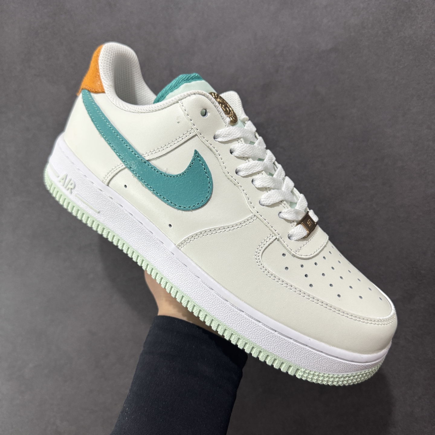图片[3]-【福利版】Nike Air Force 1 Low 奥运米绿 空军一号低帮运动休闲板鞋 原楦头原纸板 打造纯正空军版型 专注外贸渠道 全掌内置蜂窝气垫 原盒配件 原厂中底钢印、拉帮完美 货号：HM3728-131 尺码：36 36.5 37.5 38 38.5 39 40 40.5 41 42 42.5 43 44 44.5 45-选品中心