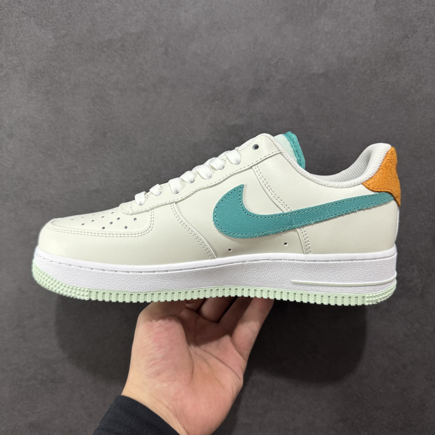 图片[2]-【福利版】Nike Air Force 1 Low 奥运米绿 空军一号低帮运动休闲板鞋 原楦头原纸板 打造纯正空军版型 专注外贸渠道 全掌内置蜂窝气垫 原盒配件 原厂中底钢印、拉帮完美 货号：HM3728-131 尺码：36 36.5 37.5 38 38.5 39 40 40.5 41 42 42.5 43 44 44.5 45-选品中心