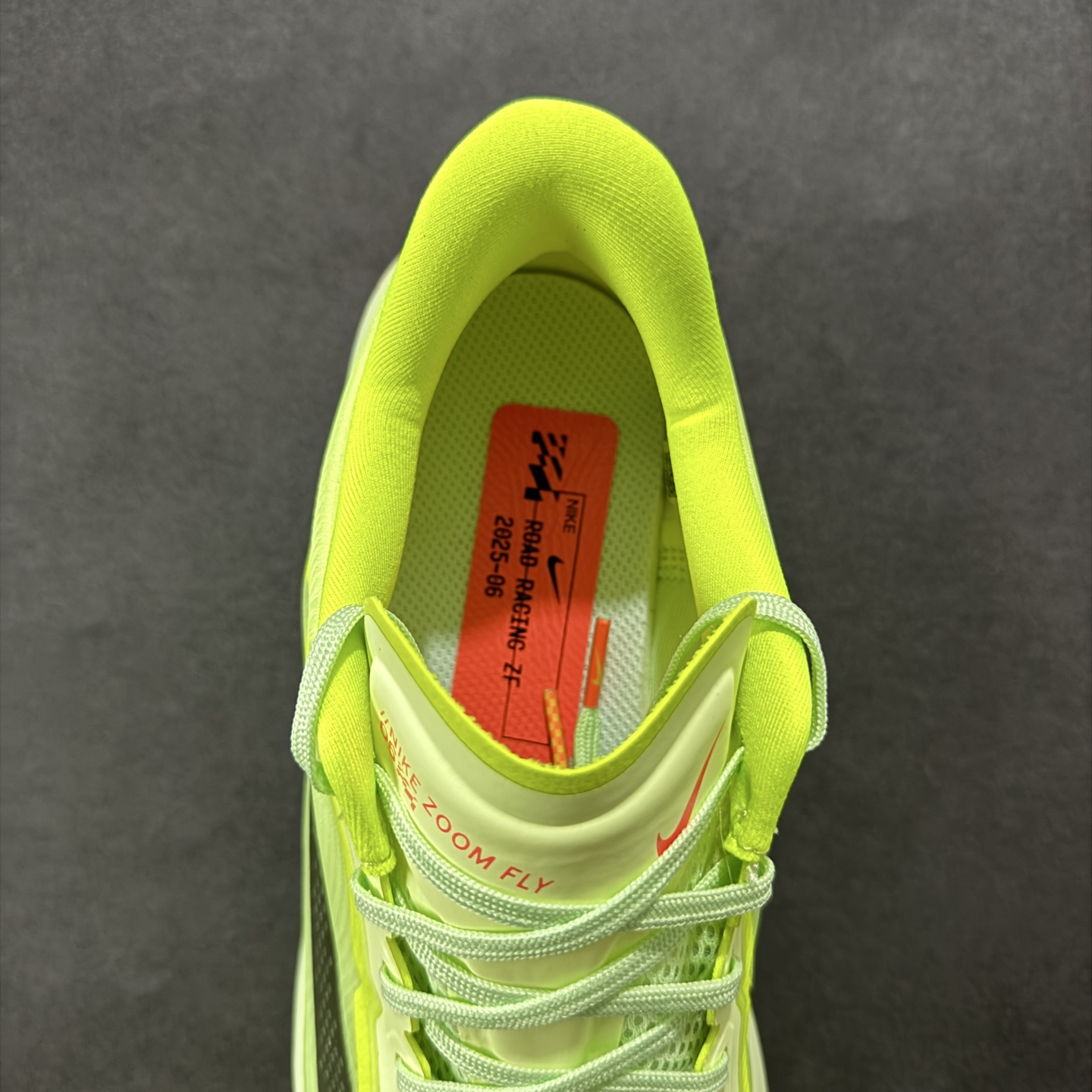 图片[7]-【公司级】NK ZoomX Invincible Run Flyknit 6 轻量跑鞋 飞织低帮休闲运动慢跑鞋 厚底增高 老爹鞋 此鞋专为短跑运动员而生 是为 5 至 10 公里距离的赛事和训练打造 整体设计采用流线型的轻质工程网眼材质构成鞋面 并与其他 Running 旗舰鞋款同样搭载全脚掌 ZoomX 缓冲中底 搭配 Pebax 物料与橡胶外底 ZoomX StreakFly 首发配色以Prototype呈现 其灵感是来自开发期间的磨损测试 透过编号的标记与内侧的预期跑步距离突出研发过程 货号： HJ3455-701 尺码：36 36.5 37.5 38 38.5 39 40 40.5 41 42 42.5 43 44 45-选品中心