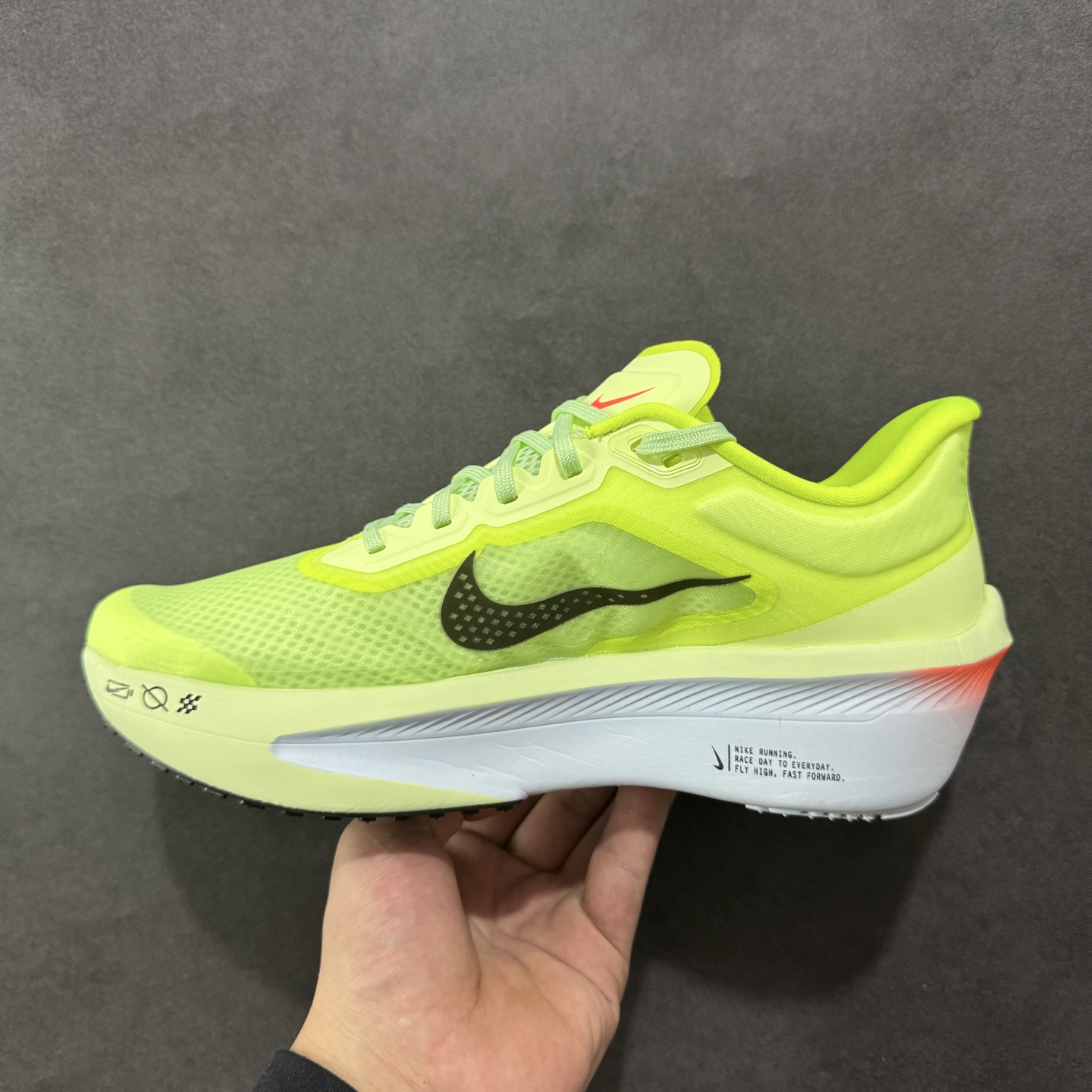 图片[2]-【公司级】NK ZoomX Invincible Run Flyknit 6 轻量跑鞋 飞织低帮休闲运动慢跑鞋 厚底增高 老爹鞋 此鞋专为短跑运动员而生 是为 5 至 10 公里距离的赛事和训练打造 整体设计采用流线型的轻质工程网眼材质构成鞋面 并与其他 Running 旗舰鞋款同样搭载全脚掌 ZoomX 缓冲中底 搭配 Pebax 物料与橡胶外底 ZoomX StreakFly 首发配色以Prototype呈现 其灵感是来自开发期间的磨损测试 透过编号的标记与内侧的预期跑步距离突出研发过程 货号： HJ3455-701 尺码：36 36.5 37.5 38 38.5 39 40 40.5 41 42 42.5 43 44 45-选品中心