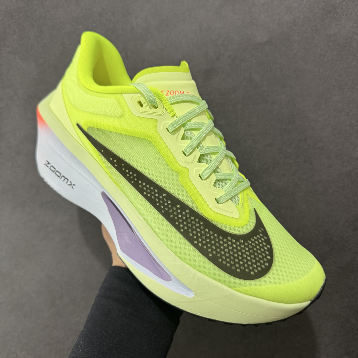图片[3]-【公司级】NK ZoomX Invincible Run Flyknit 6 轻量跑鞋 飞织低帮休闲运动慢跑鞋 厚底增高 老爹鞋 此鞋专为短跑运动员而生 是为 5 至 10 公里距离的赛事和训练打造 整体设计采用流线型的轻质工程网眼材质构成鞋面 并与其他 Running 旗舰鞋款同样搭载全脚掌 ZoomX 缓冲中底 搭配 Pebax 物料与橡胶外底 ZoomX StreakFly 首发配色以Prototype呈现 其灵感是来自开发期间的磨损测试 透过编号的标记与内侧的预期跑步距离突出研发过程 货号： HJ3455-701 尺码：36 36.5 37.5 38 38.5 39 40 40.5 41 42 42.5 43 44 45-选品中心