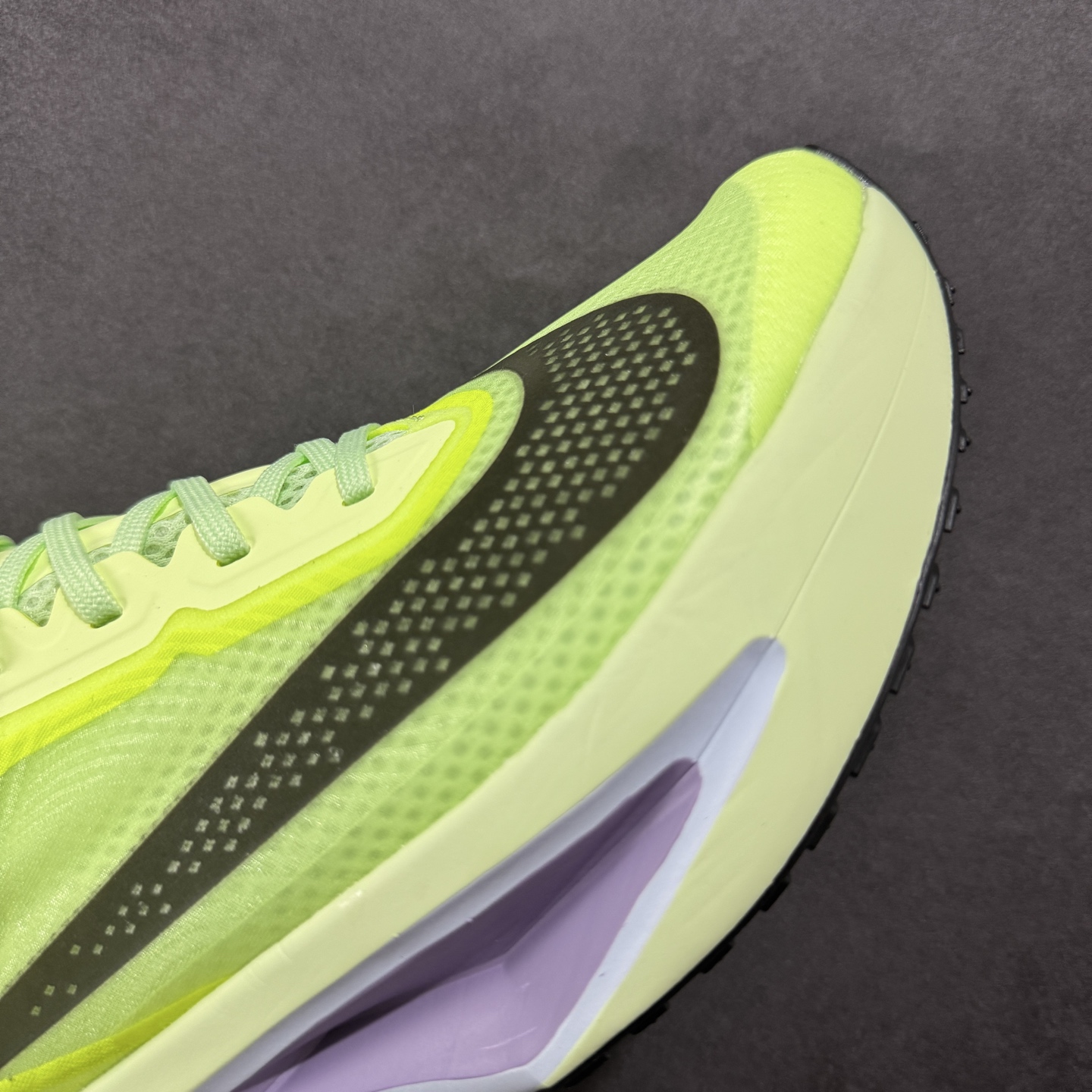 图片[5]-【公司级】NK ZoomX Invincible Run Flyknit 6 轻量跑鞋 飞织低帮休闲运动慢跑鞋 厚底增高 老爹鞋 此鞋专为短跑运动员而生 是为 5 至 10 公里距离的赛事和训练打造 整体设计采用流线型的轻质工程网眼材质构成鞋面 并与其他 Running 旗舰鞋款同样搭载全脚掌 ZoomX 缓冲中底 搭配 Pebax 物料与橡胶外底 ZoomX StreakFly 首发配色以Prototype呈现 其灵感是来自开发期间的磨损测试 透过编号的标记与内侧的预期跑步距离突出研发过程 货号： HJ3455-701 尺码：36 36.5 37.5 38 38.5 39 40 40.5 41 42 42.5 43 44 45-选品中心