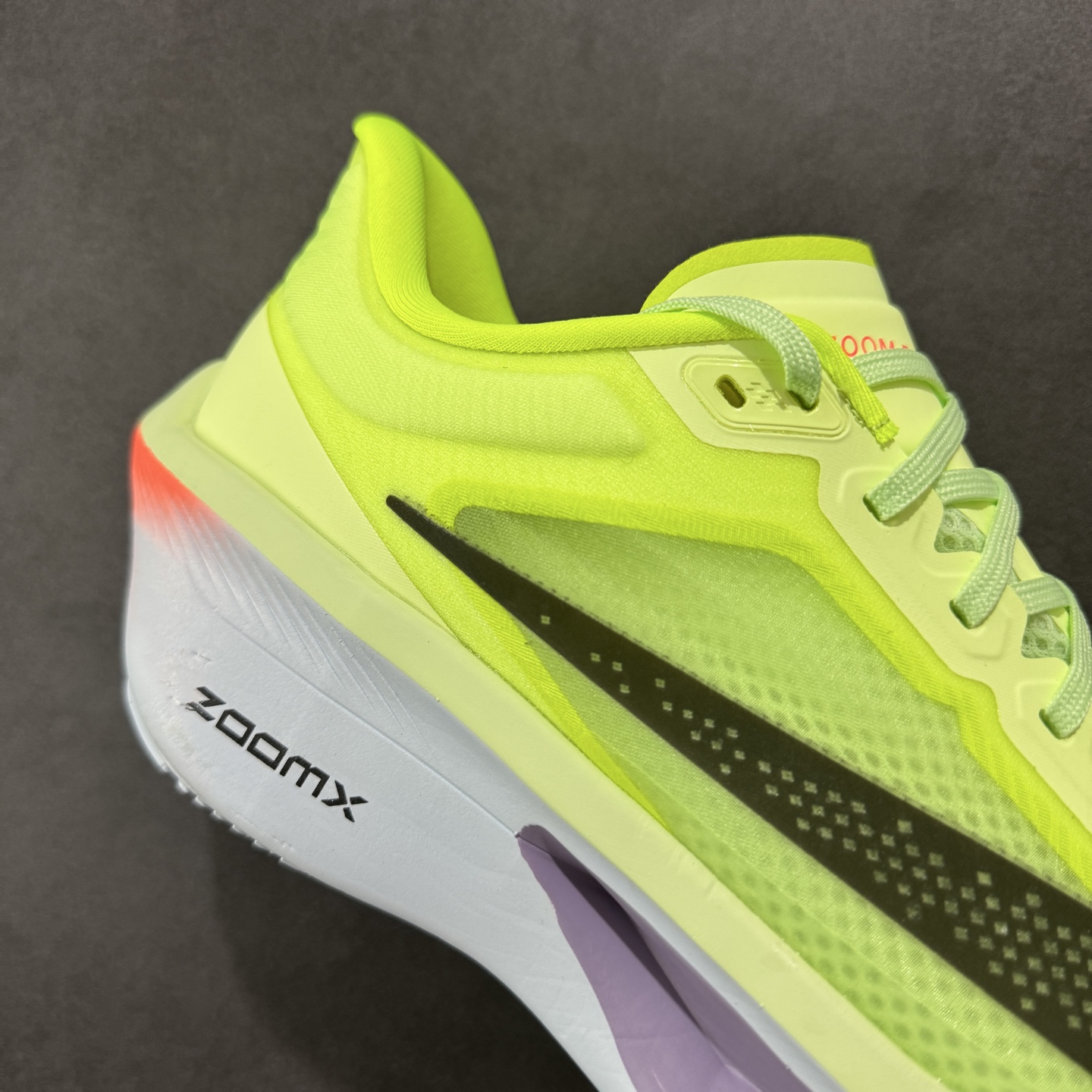 图片[6]-【公司级】NK ZoomX Invincible Run Flyknit 6 轻量跑鞋 飞织低帮休闲运动慢跑鞋 厚底增高 老爹鞋 此鞋专为短跑运动员而生 是为 5 至 10 公里距离的赛事和训练打造 整体设计采用流线型的轻质工程网眼材质构成鞋面 并与其他 Running 旗舰鞋款同样搭载全脚掌 ZoomX 缓冲中底 搭配 Pebax 物料与橡胶外底 ZoomX StreakFly 首发配色以Prototype呈现 其灵感是来自开发期间的磨损测试 透过编号的标记与内侧的预期跑步距离突出研发过程 货号： HJ3455-701 尺码：36 36.5 37.5 38 38.5 39 40 40.5 41 42 42.5 43 44 45-选品中心