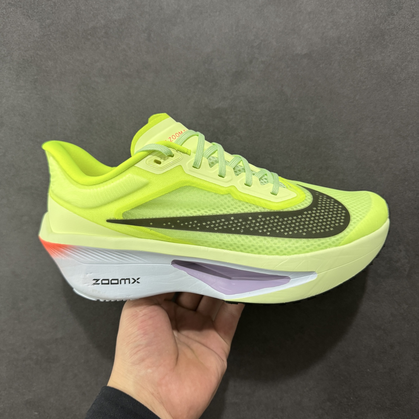 【公司级】NK ZoomX Invincible Run Flyknit 6 轻量跑鞋 飞织低帮休闲运动慢跑鞋 厚底增高 老爹鞋 此鞋专为短跑运动员而生 是为 5 至 10 公里距离的赛事和训练打造 整体设计采用流线型的轻质工程网眼材质构成鞋面 并与其他 Running 旗舰鞋款同样搭载全脚掌 ZoomX 缓冲中底 搭配 Pebax 物料与橡胶外底 ZoomX StreakFly 首发配色以Prototype呈现 其灵感是来自开发期间的磨损测试 透过编号的标记与内侧的预期跑步距离突出研发过程 货号： HJ3455-701 尺码：36 36.5 37.5 38 38.5 39 40 40.5 41 42 42.5 43 44 45-选品中心