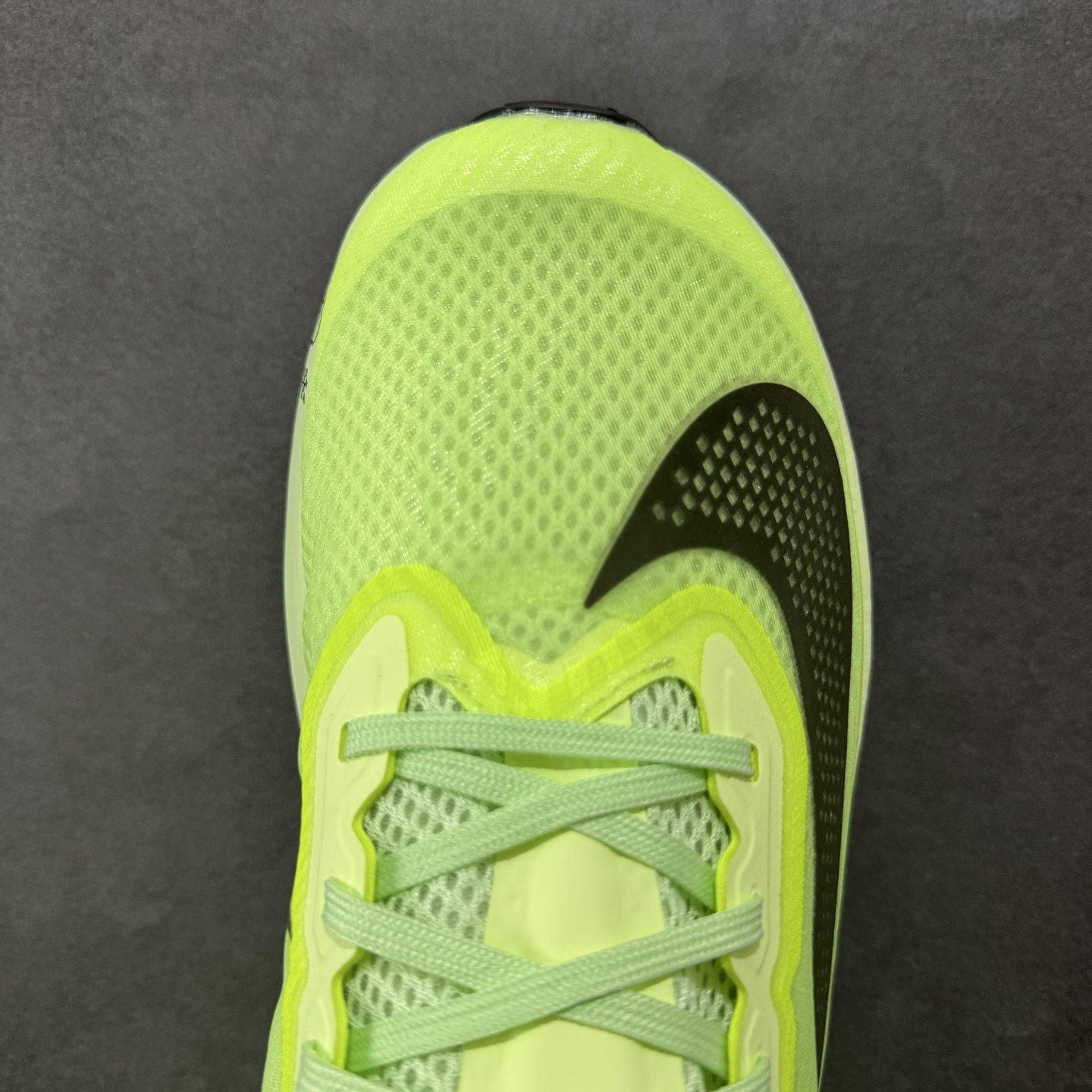 图片[8]-【公司级】NK ZoomX Invincible Run Flyknit 6 轻量跑鞋 飞织低帮休闲运动慢跑鞋 厚底增高 老爹鞋 此鞋专为短跑运动员而生 是为 5 至 10 公里距离的赛事和训练打造 整体设计采用流线型的轻质工程网眼材质构成鞋面 并与其他 Running 旗舰鞋款同样搭载全脚掌 ZoomX 缓冲中底 搭配 Pebax 物料与橡胶外底 ZoomX StreakFly 首发配色以Prototype呈现 其灵感是来自开发期间的磨损测试 透过编号的标记与内侧的预期跑步距离突出研发过程 货号： HJ3455-701 尺码：36 36.5 37.5 38 38.5 39 40 40.5 41 42 42.5 43 44 45-选品中心