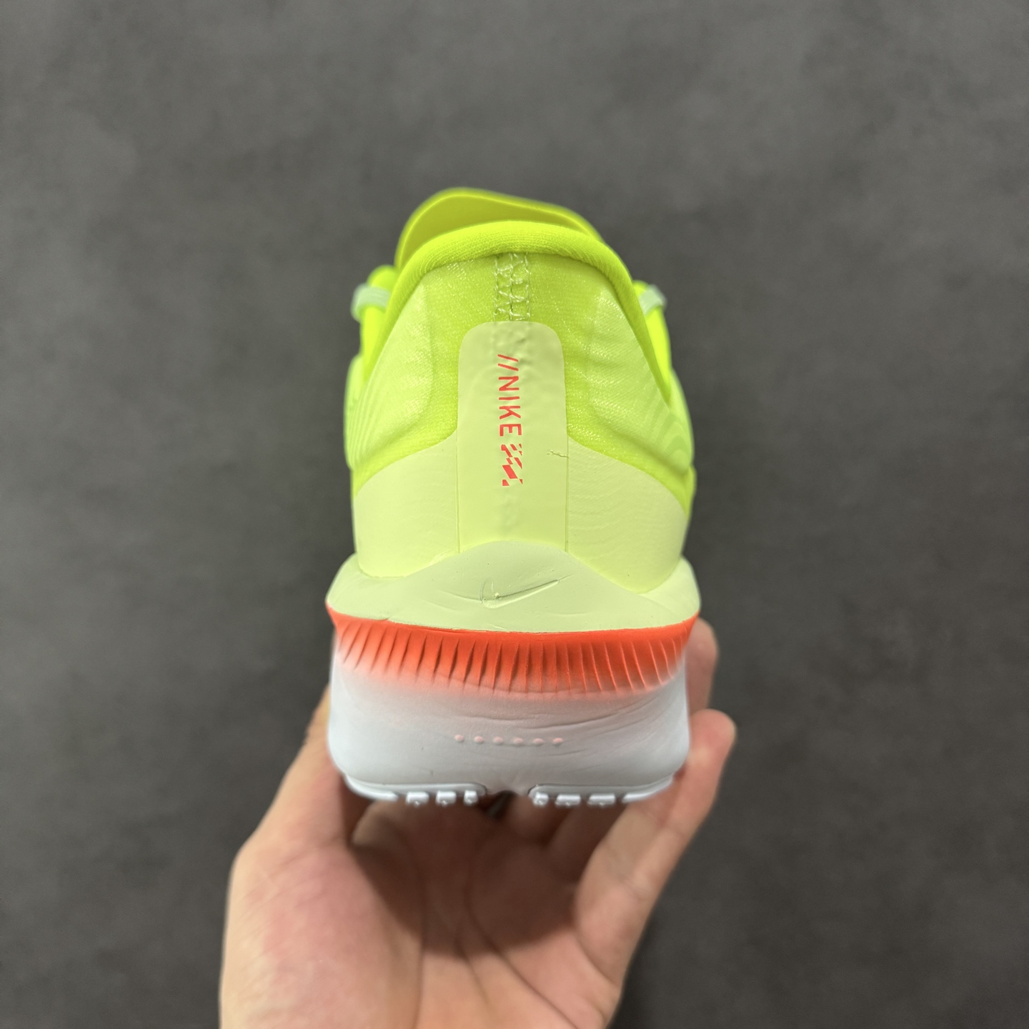 图片[4]-【公司级】NK ZoomX Invincible Run Flyknit 6 轻量跑鞋 飞织低帮休闲运动慢跑鞋 厚底增高 老爹鞋 此鞋专为短跑运动员而生 是为 5 至 10 公里距离的赛事和训练打造 整体设计采用流线型的轻质工程网眼材质构成鞋面 并与其他 Running 旗舰鞋款同样搭载全脚掌 ZoomX 缓冲中底 搭配 Pebax 物料与橡胶外底 ZoomX StreakFly 首发配色以Prototype呈现 其灵感是来自开发期间的磨损测试 透过编号的标记与内侧的预期跑步距离突出研发过程 货号： HJ3455-701 尺码：36 36.5 37.5 38 38.5 39 40 40.5 41 42 42.5 43 44 45-选品中心