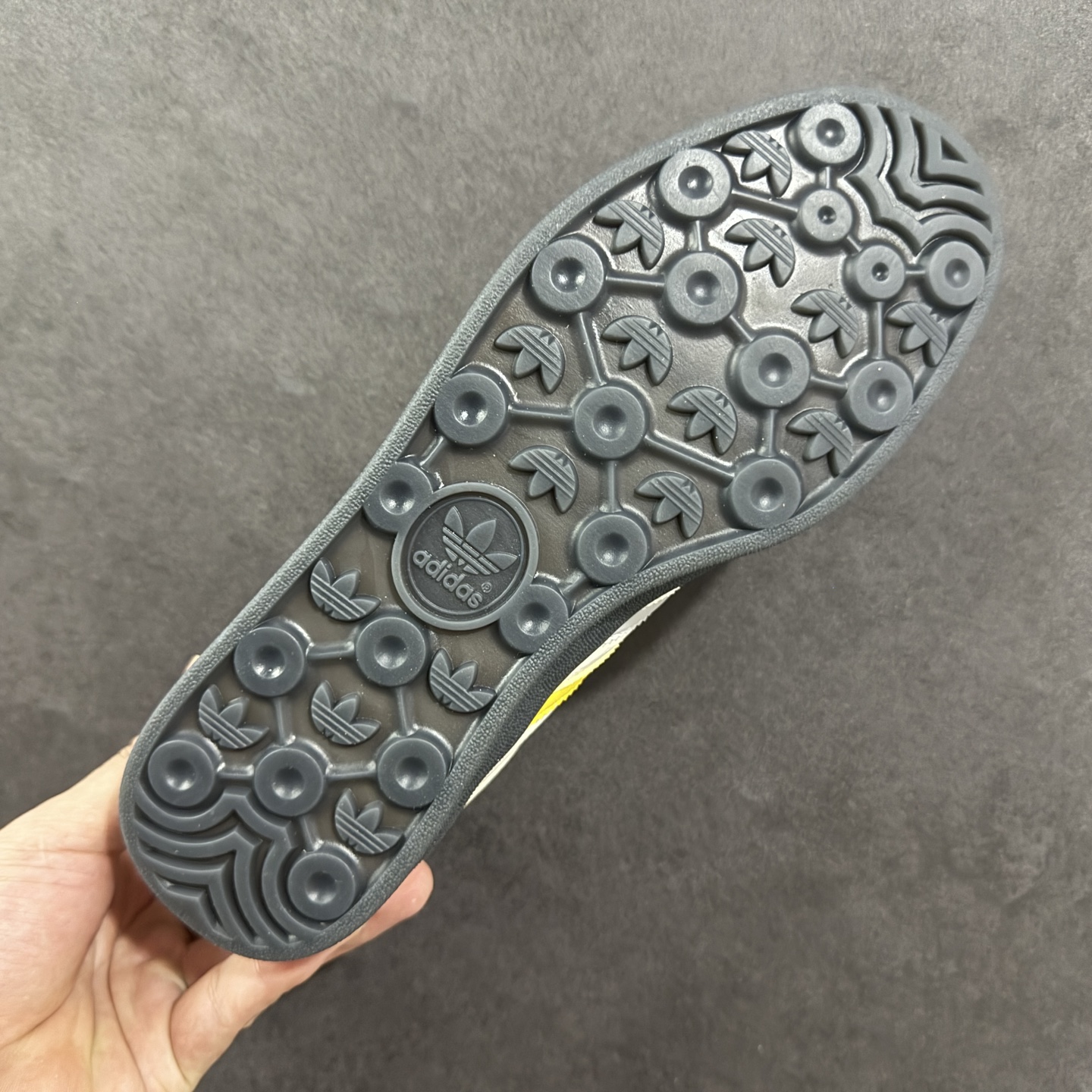 图片[9]-【定制版】AD Originals Gazelle INdoor x 小米联名 三叶草休闲防滑耐磨低帮板鞋 鞋头出色设计 塑就出众贴合感 稳固的后跟贴合足部曲线设计 软弹舒适 不易磨脚 橡胶鞋底配合防滑纹路设计 平稳抓地 货号：DM1234 013 尺码：36 36.5 37.5 38 38.5 39.5 40 40.5 41.5 42 42.5 43 44 45-选品中心