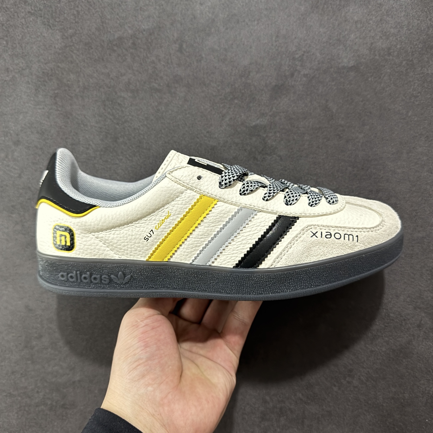 【定制版】AD Originals Gazelle INdoor x 小米联名 三叶草休闲防滑耐磨低帮板鞋 鞋头出色设计 塑就出众贴合感 稳固的后跟贴合足部曲线设计 软弹舒适 不易磨脚 橡胶鞋底配合防滑纹路设计 平稳抓地 货号:DM1234 013 尺码:36 36.5 37.5 38 38.5 39.5 40 40.5 41.5 42 42.5 43 44 45-选品中心