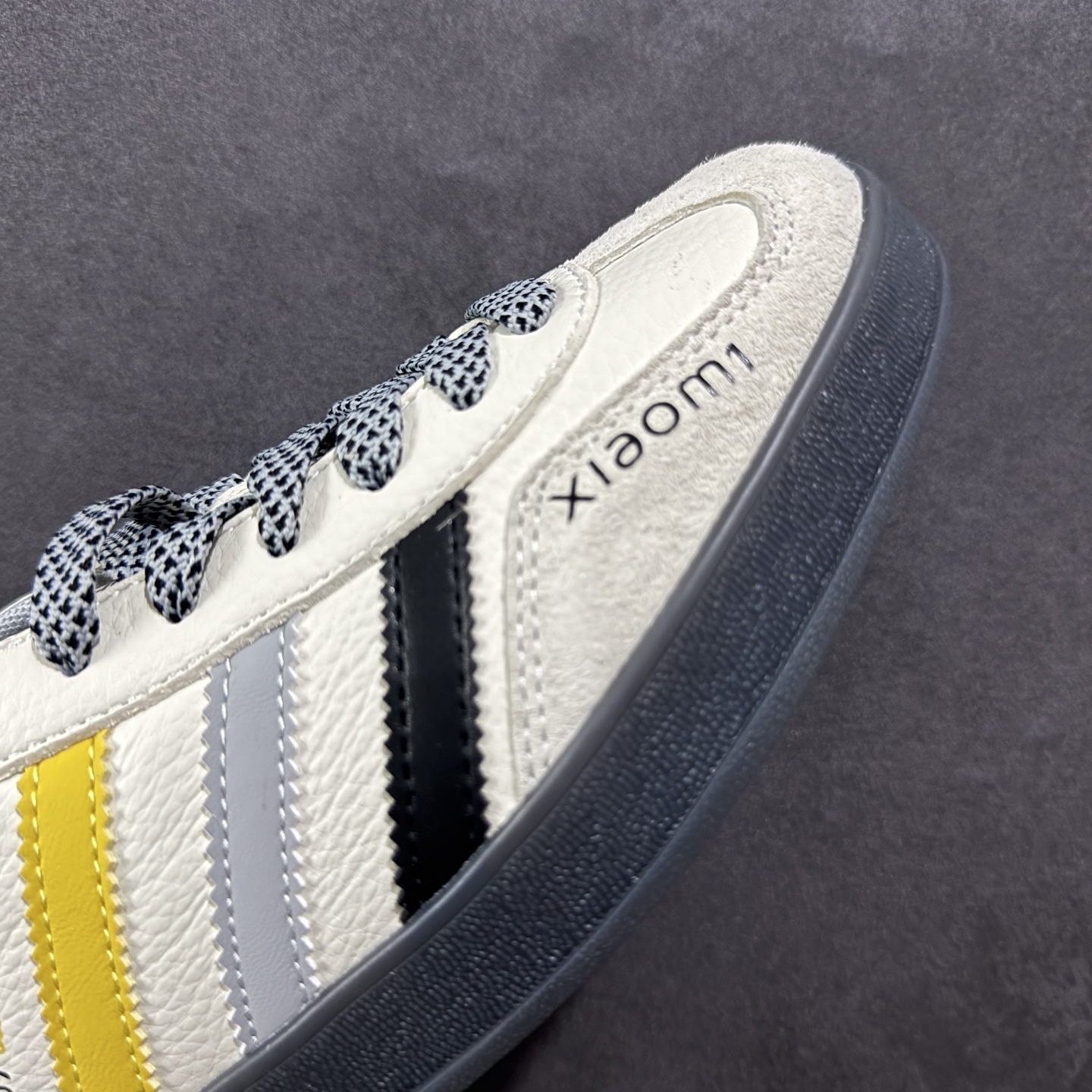 图片[5]-【定制版】AD Originals Gazelle INdoor x 小米联名 三叶草休闲防滑耐磨低帮板鞋 鞋头出色设计 塑就出众贴合感 稳固的后跟贴合足部曲线设计 软弹舒适 不易磨脚 橡胶鞋底配合防滑纹路设计 平稳抓地 货号：DM1234 013 尺码：36 36.5 37.5 38 38.5 39.5 40 40.5 41.5 42 42.5 43 44 45-选品中心