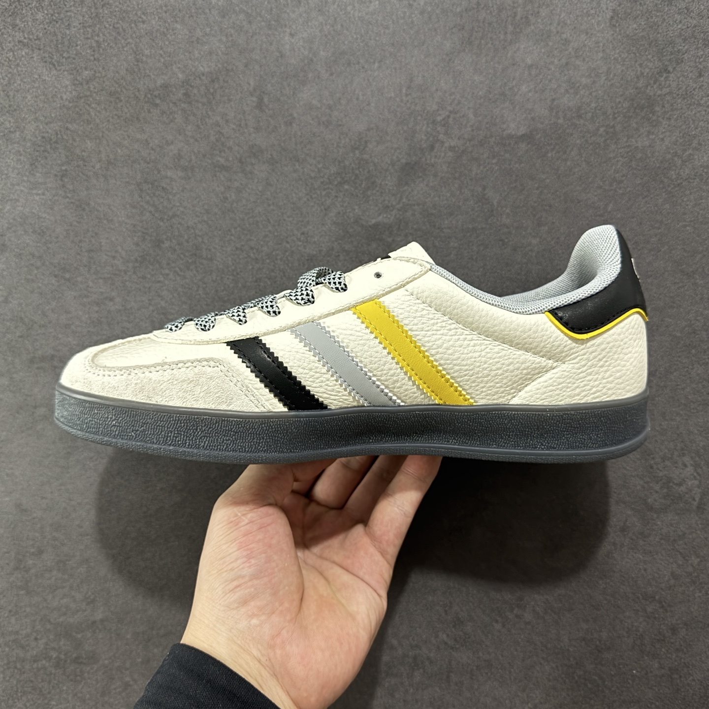 图片[2]-【定制版】AD Originals Gazelle INdoor x 小米联名 三叶草休闲防滑耐磨低帮板鞋 鞋头出色设计 塑就出众贴合感 稳固的后跟贴合足部曲线设计 软弹舒适 不易磨脚 橡胶鞋底配合防滑纹路设计 平稳抓地 货号：DM1234 013 尺码：36 36.5 37.5 38 38.5 39.5 40 40.5 41.5 42 42.5 43 44 45-选品中心