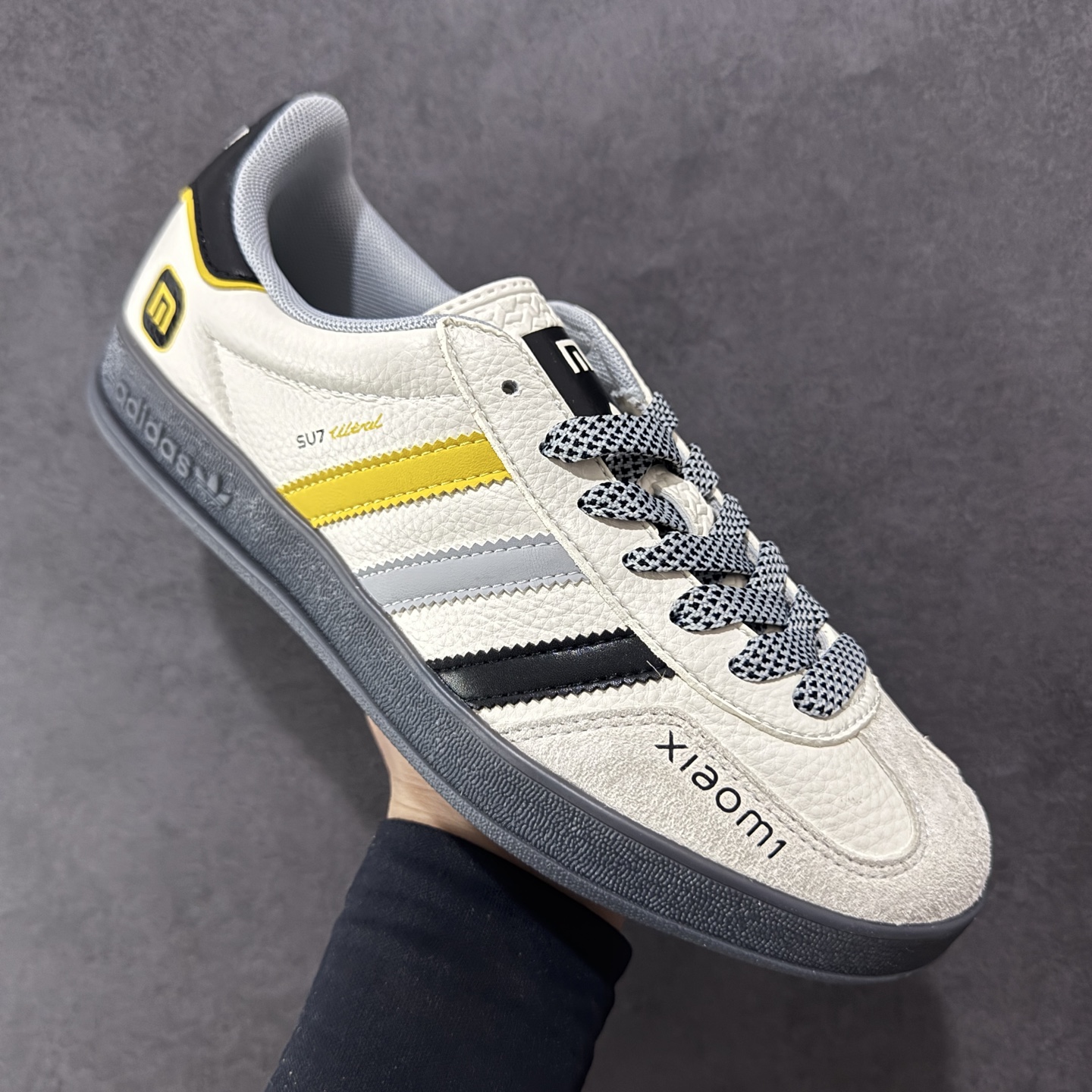 图片[3]-【定制版】AD Originals Gazelle INdoor x 小米联名 三叶草休闲防滑耐磨低帮板鞋 鞋头出色设计 塑就出众贴合感 稳固的后跟贴合足部曲线设计 软弹舒适 不易磨脚 橡胶鞋底配合防滑纹路设计 平稳抓地 货号：DM1234 013 尺码：36 36.5 37.5 38 38.5 39.5 40 40.5 41.5 42 42.5 43 44 45-选品中心