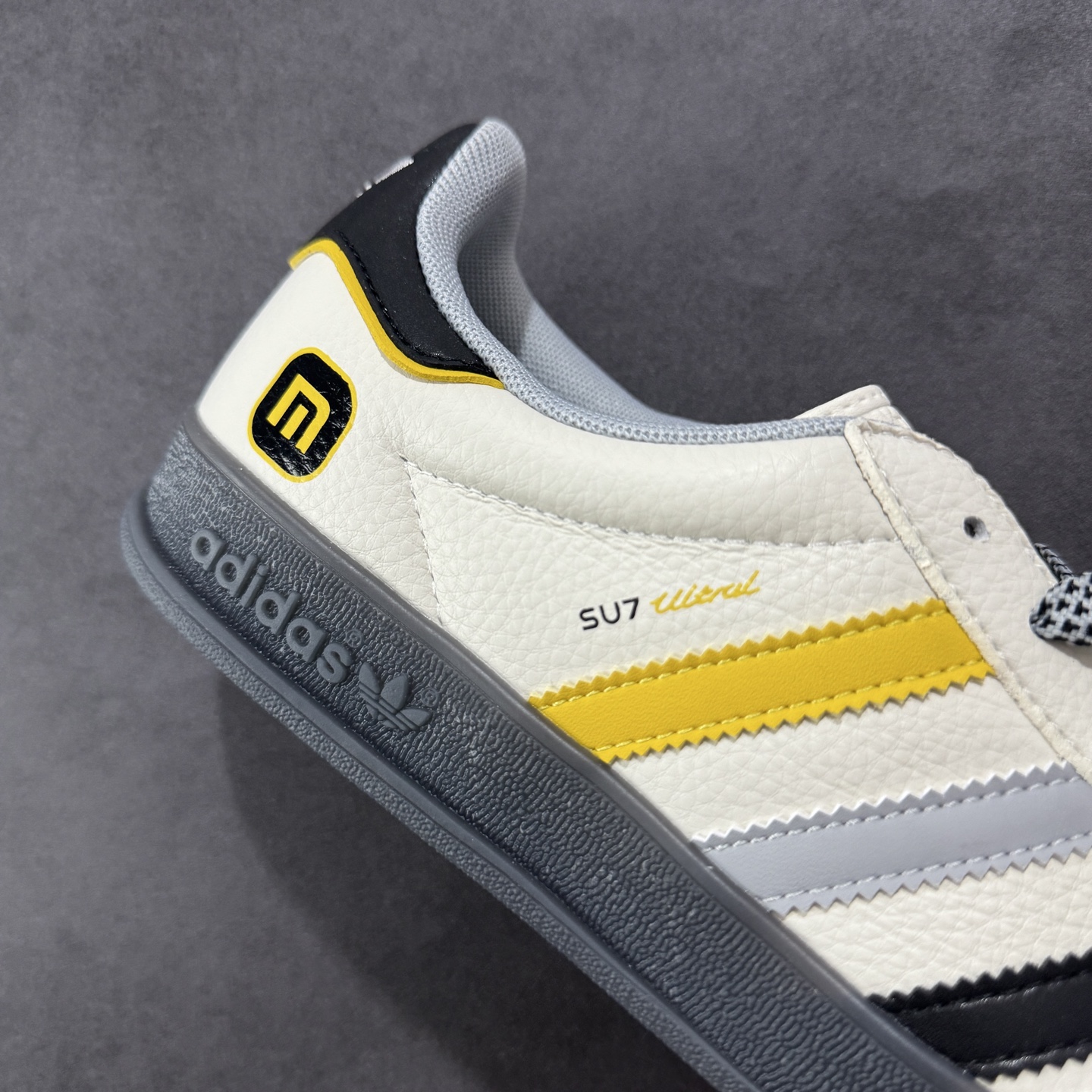 图片[6]-【定制版】AD Originals Gazelle INdoor x 小米联名 三叶草休闲防滑耐磨低帮板鞋 鞋头出色设计 塑就出众贴合感 稳固的后跟贴合足部曲线设计 软弹舒适 不易磨脚 橡胶鞋底配合防滑纹路设计 平稳抓地 货号：DM1234 013 尺码：36 36.5 37.5 38 38.5 39.5 40 40.5 41.5 42 42.5 43 44 45-选品中心