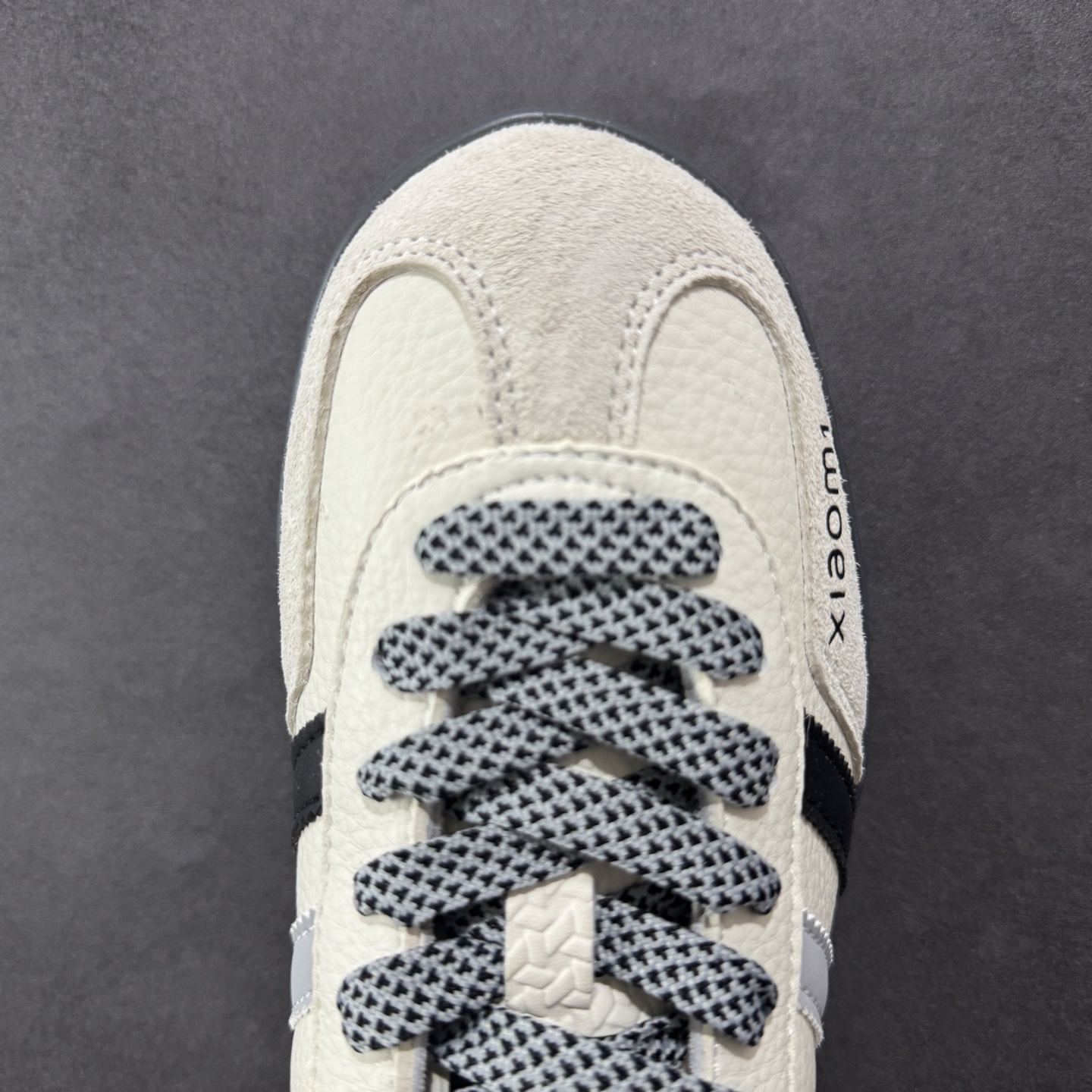 图片[8]-【定制版】AD Originals Gazelle INdoor x 小米联名 三叶草休闲防滑耐磨低帮板鞋 鞋头出色设计 塑就出众贴合感 稳固的后跟贴合足部曲线设计 软弹舒适 不易磨脚 橡胶鞋底配合防滑纹路设计 平稳抓地 货号：DM1234 013 尺码：36 36.5 37.5 38 38.5 39.5 40 40.5 41.5 42 42.5 43 44 45-选品中心